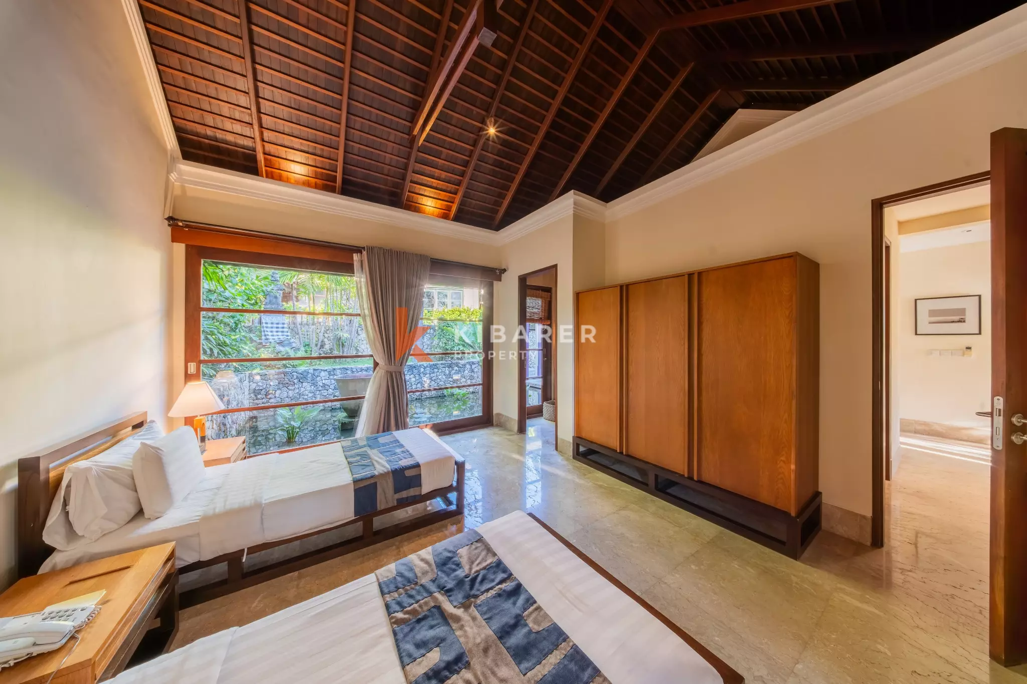 Élégante villa tropicale de trois chambres avec piscine privée et balcon à Ungasan