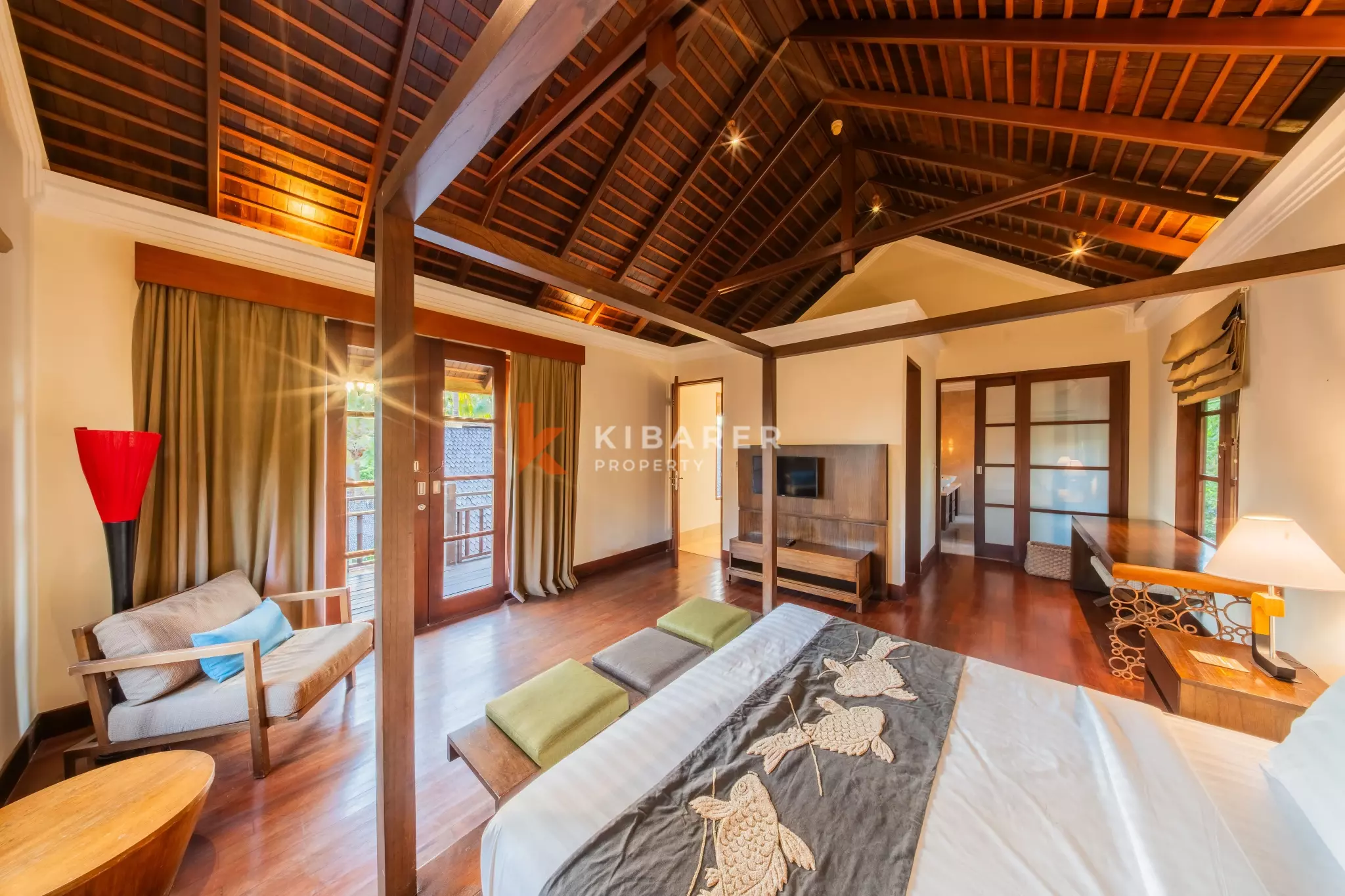 Élégante villa tropicale de trois chambres avec piscine privée et balcon à Ungasan