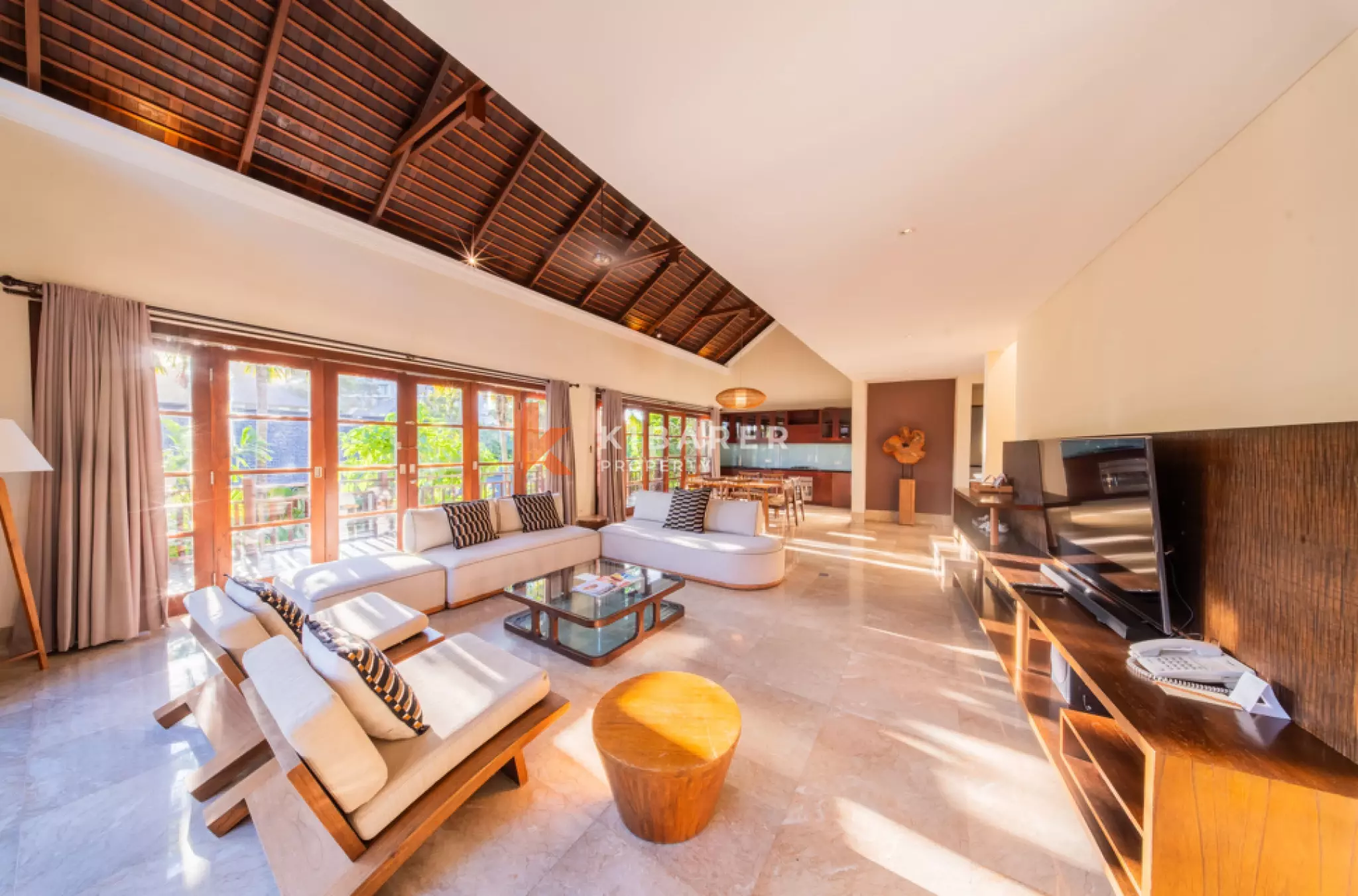 Élégante villa tropicale de trois chambres avec piscine privée et balcon à Ungasan