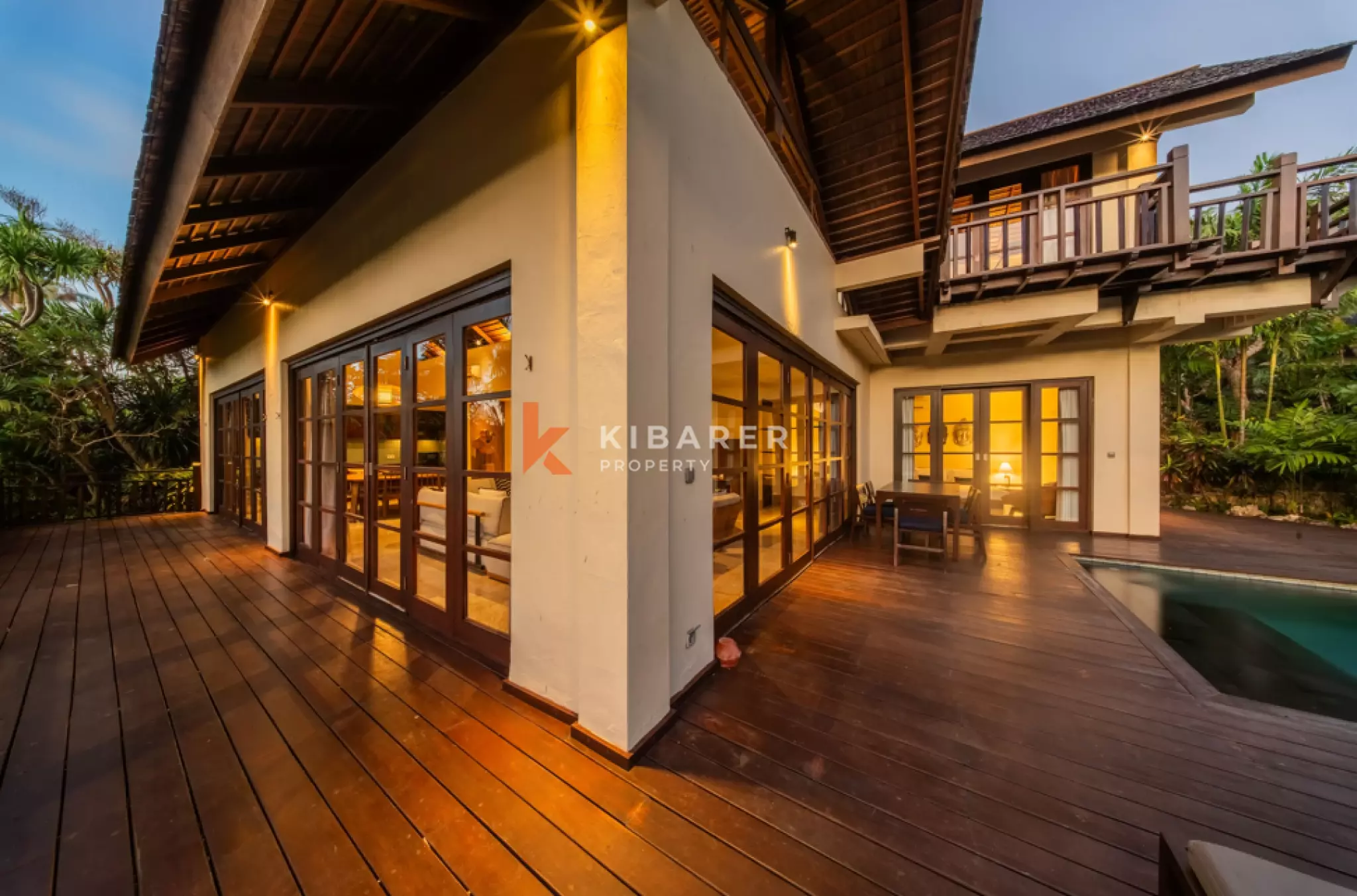 Élégante villa tropicale de trois chambres avec piscine privée et balcon à Ungasan
