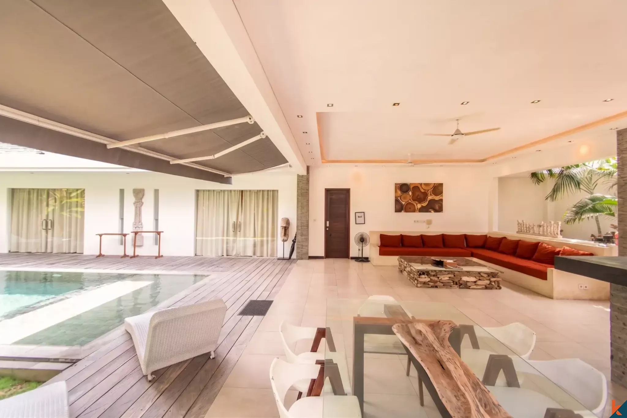 Properti tiga kamar tidur dengan hak sewa jangka panjang yang menawan dekat pantai di Seminyak
