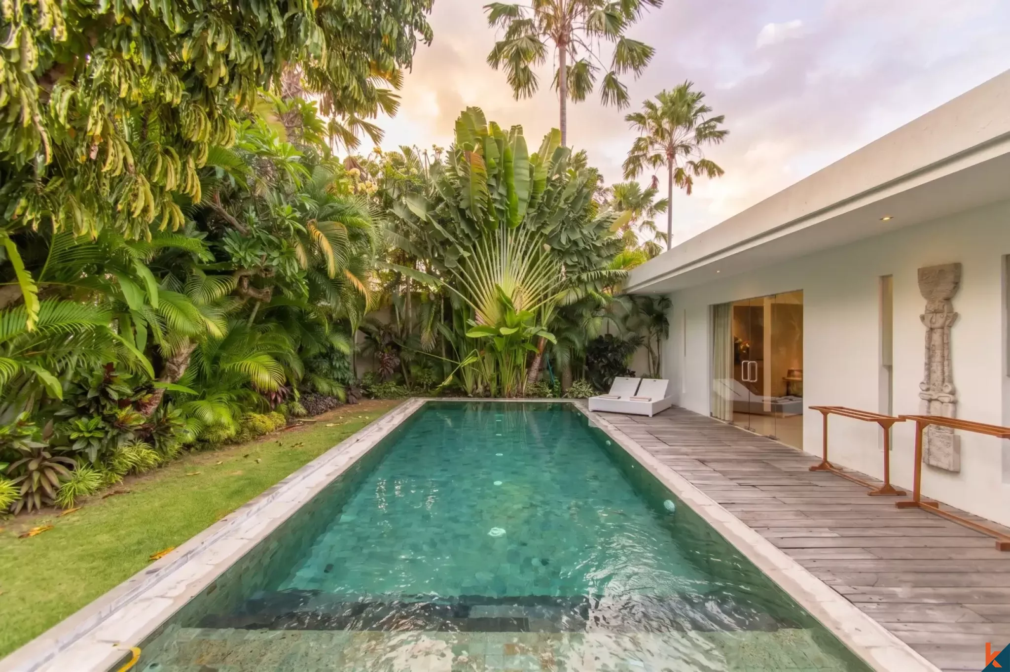 Properti tiga kamar tidur dengan hak sewa jangka panjang yang menawan dekat pantai di Seminyak