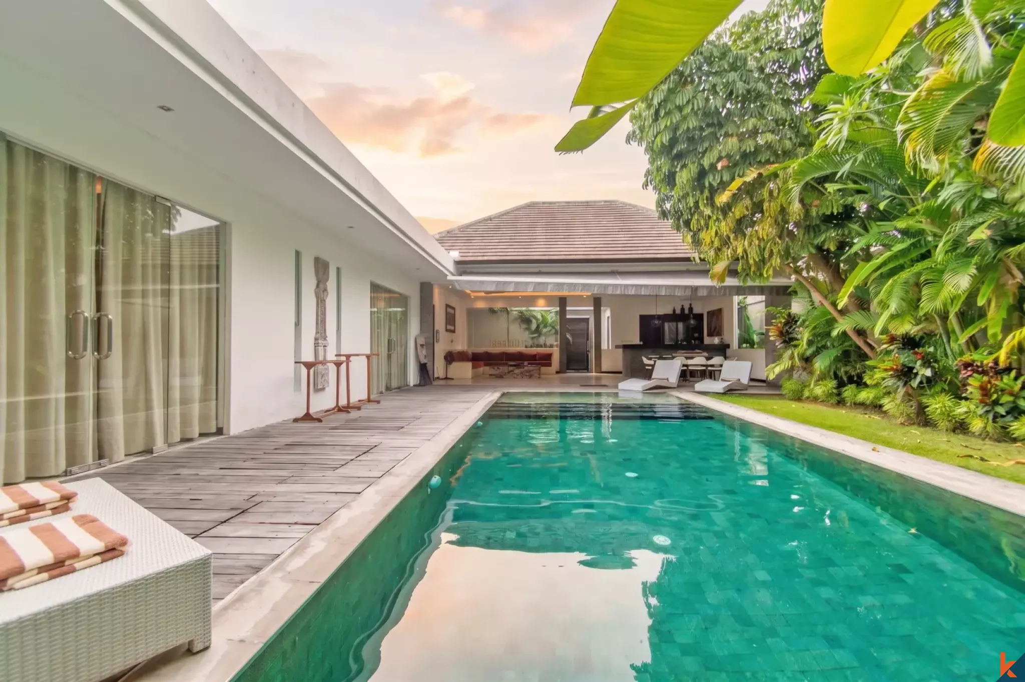 Properti tiga kamar tidur dengan hak sewa jangka panjang yang menawan dekat pantai di Seminyak