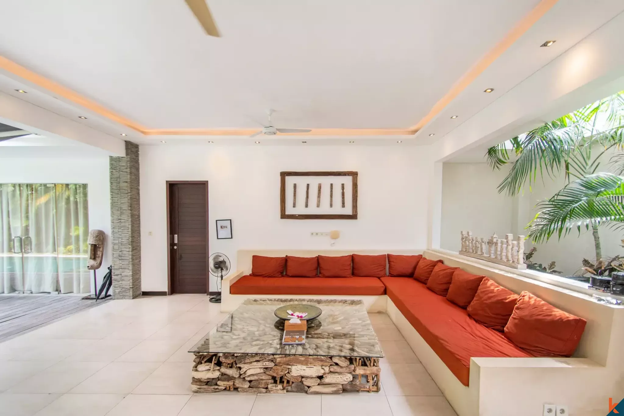 Properti tiga kamar tidur dengan hak sewa jangka panjang yang menawan dekat pantai di Seminyak