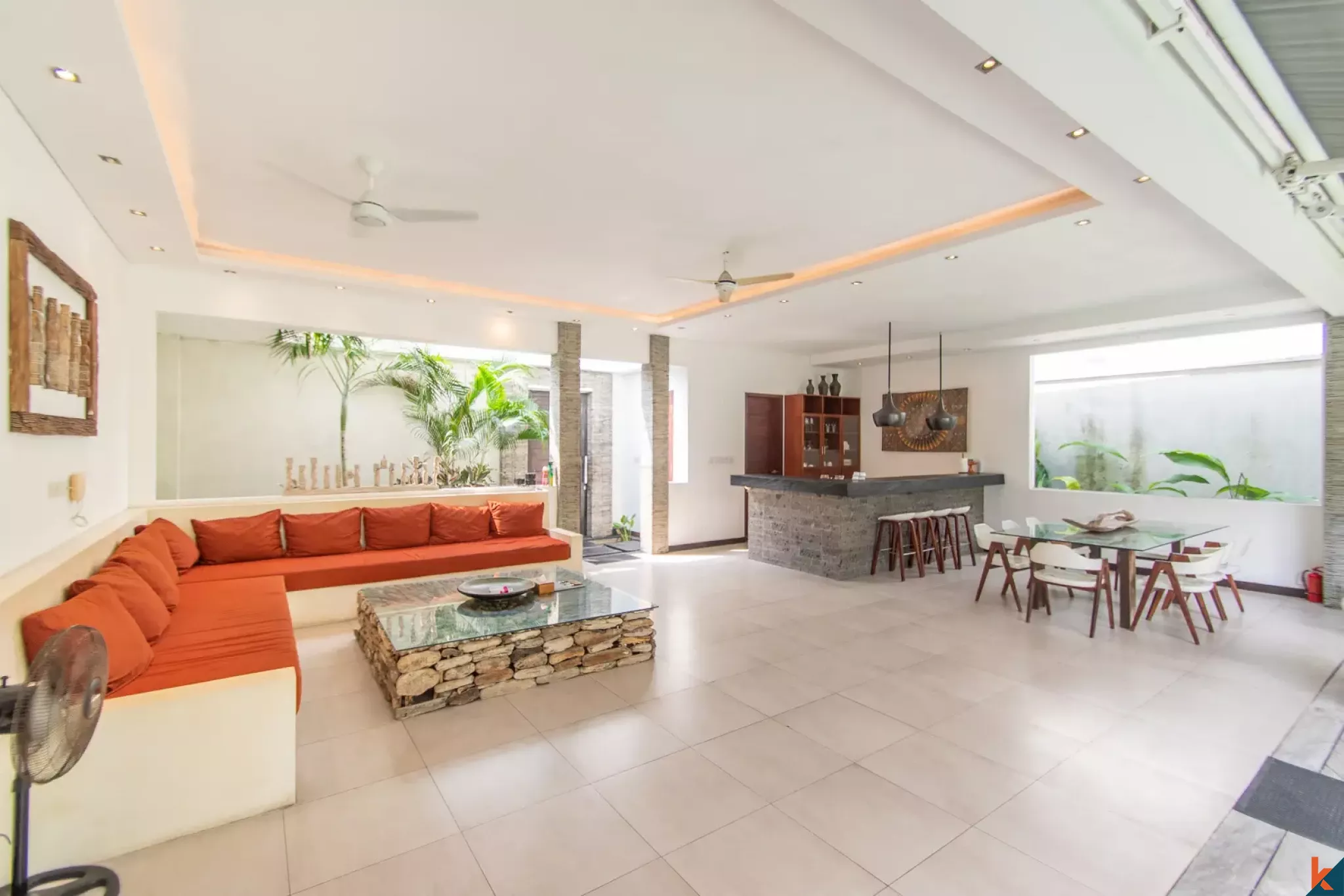 Properti tiga kamar tidur dengan hak sewa jangka panjang yang menawan dekat pantai di Seminyak