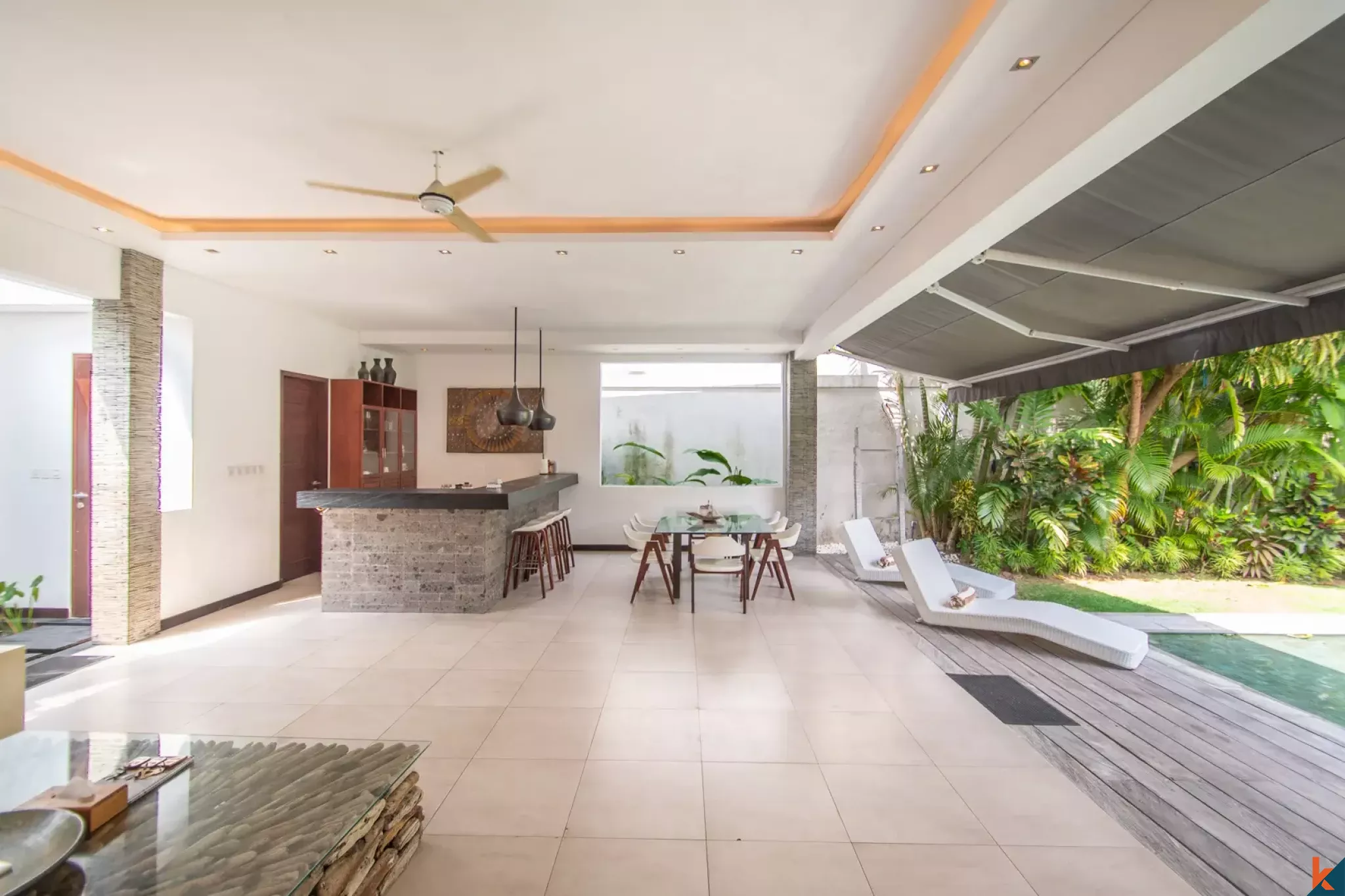 Properti tiga kamar tidur dengan hak sewa jangka panjang yang menawan dekat pantai di Seminyak