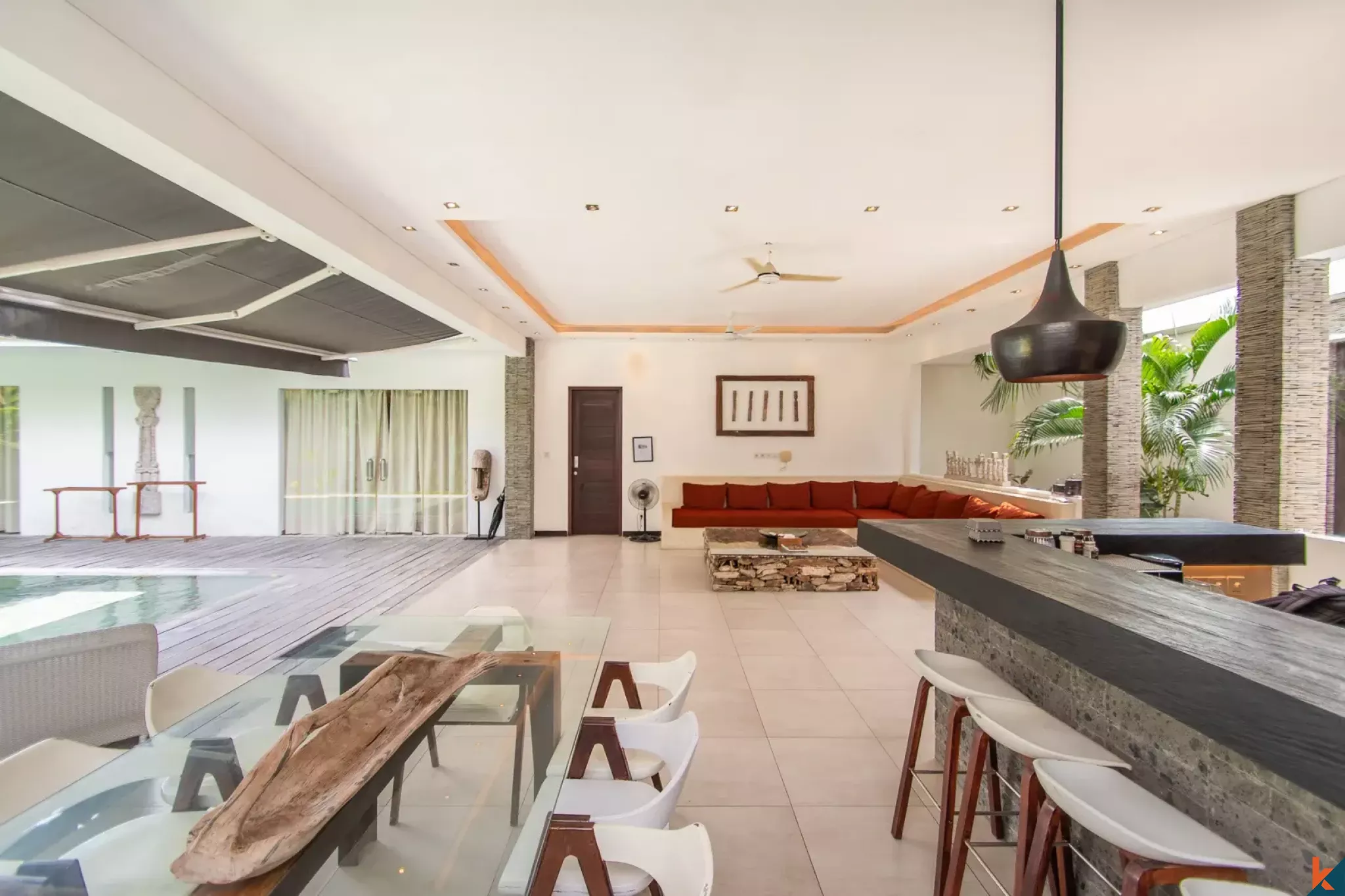 Properti tiga kamar tidur dengan hak sewa jangka panjang yang menawan dekat pantai di Seminyak
