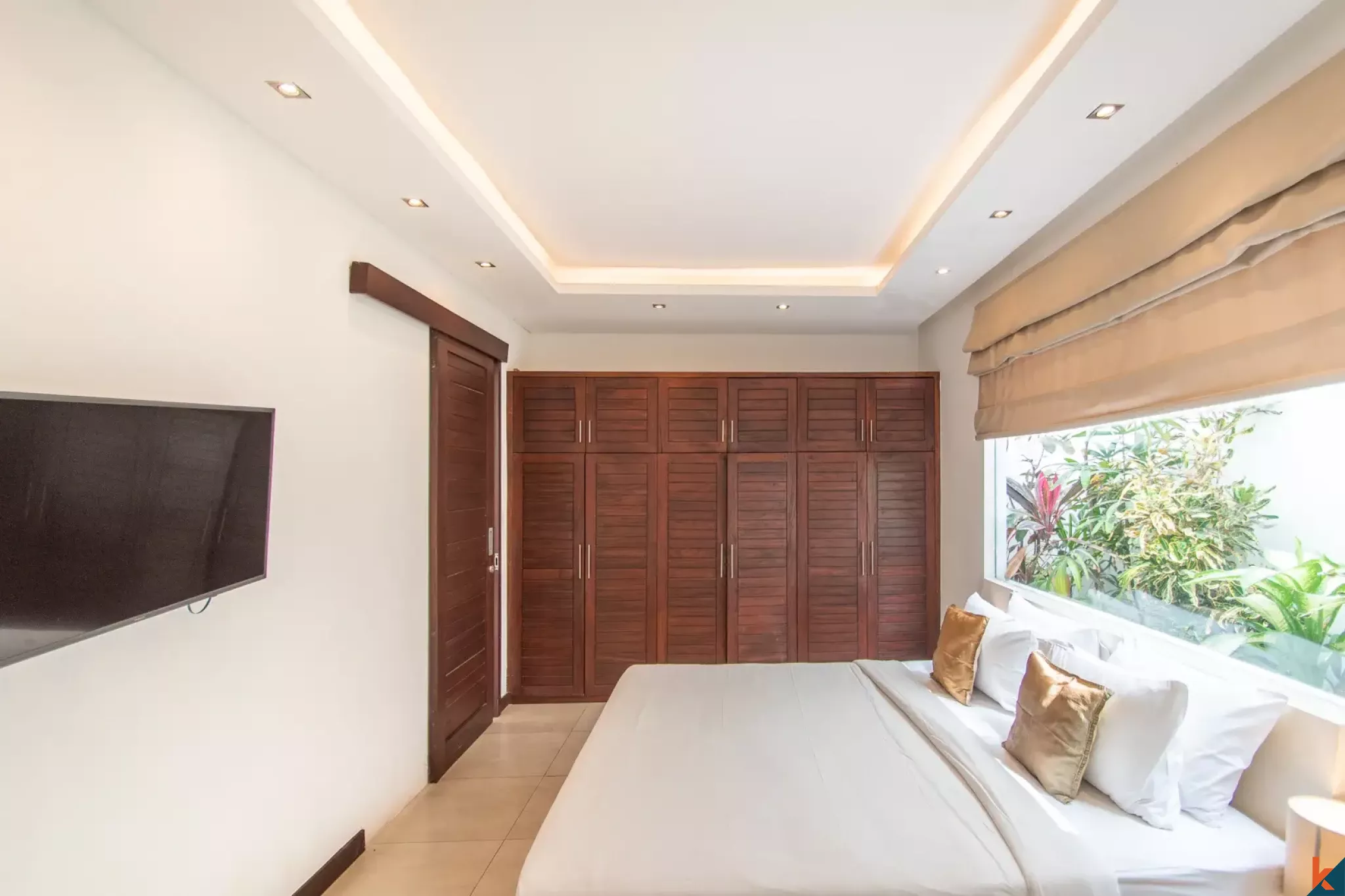 Properti tiga kamar tidur dengan hak sewa jangka panjang yang menawan dekat pantai di Seminyak