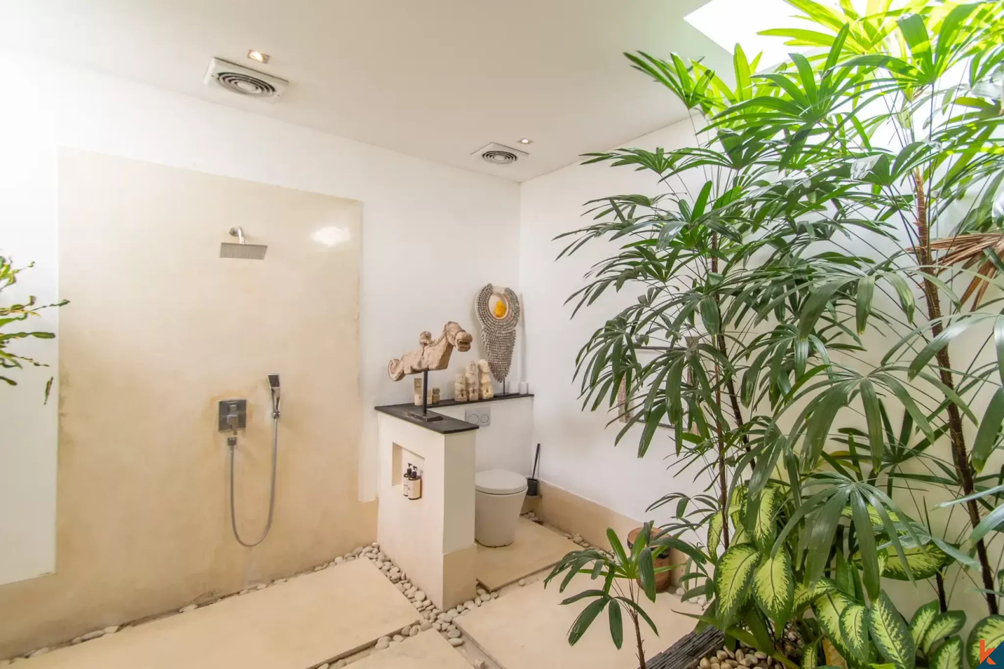 Properti tiga kamar tidur dengan hak sewa jangka panjang yang menawan dekat pantai di Seminyak