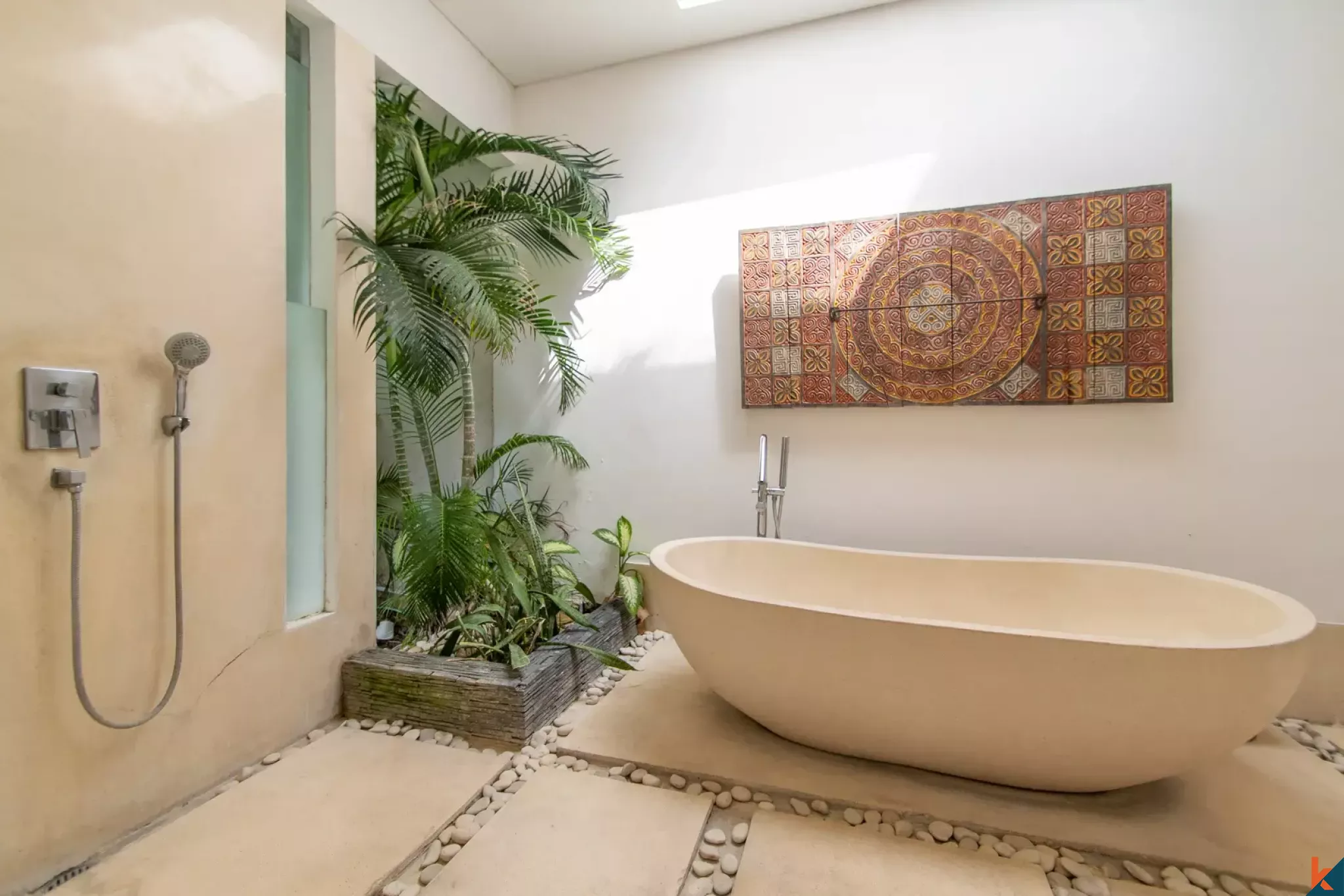 Properti tiga kamar tidur dengan hak sewa jangka panjang yang menawan dekat pantai di Seminyak