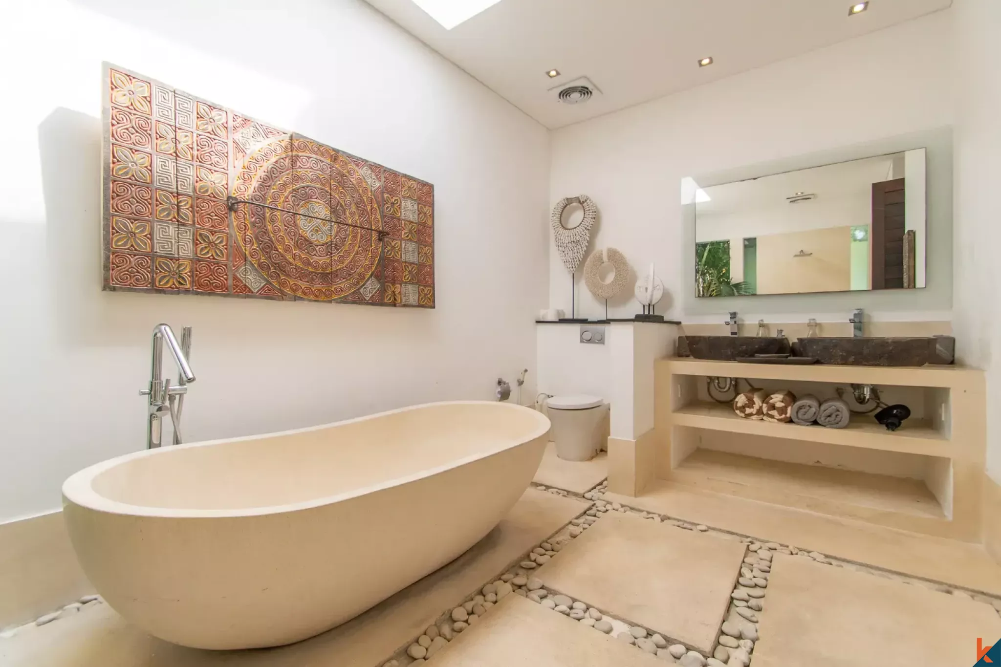 Properti tiga kamar tidur dengan hak sewa jangka panjang yang menawan dekat pantai di Seminyak