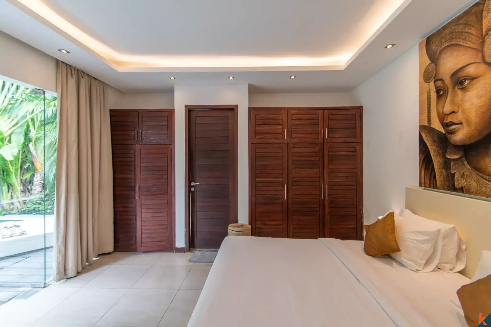 Properti tiga kamar tidur dengan hak sewa jangka panjang yang menawan dekat pantai di Seminyak