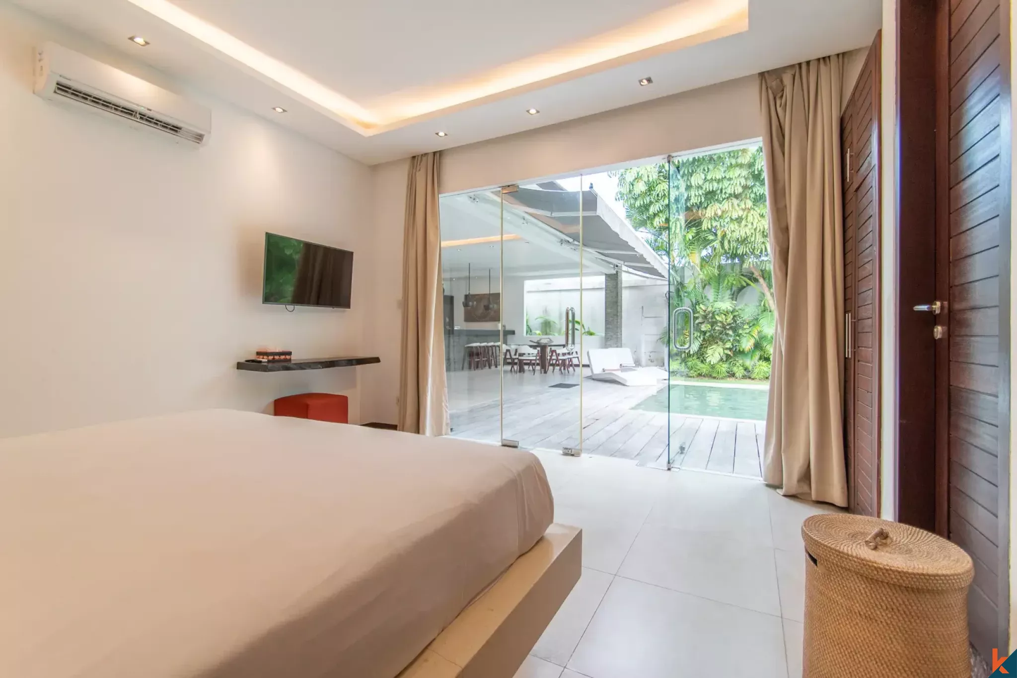 Properti tiga kamar tidur dengan hak sewa jangka panjang yang menawan dekat pantai di Seminyak