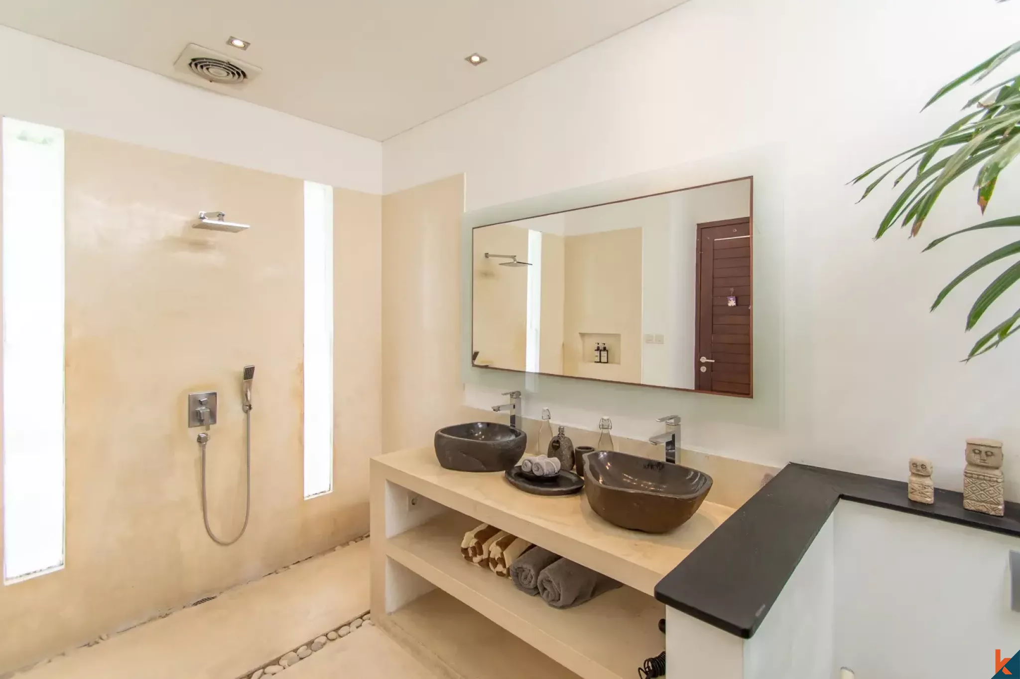 Properti tiga kamar tidur dengan hak sewa jangka panjang yang menawan dekat pantai di Seminyak
