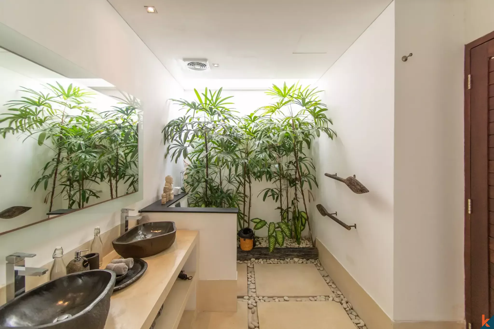 Properti tiga kamar tidur dengan hak sewa jangka panjang yang menawan dekat pantai di Seminyak