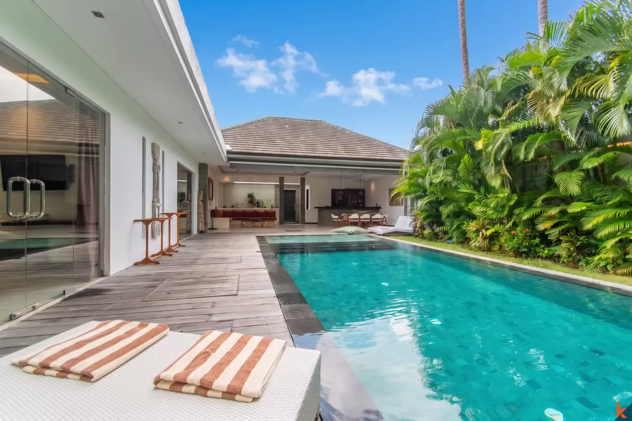 Properti sewa jangka panjang tiga kamar tidur yang indah dekat pantai di Seminyak