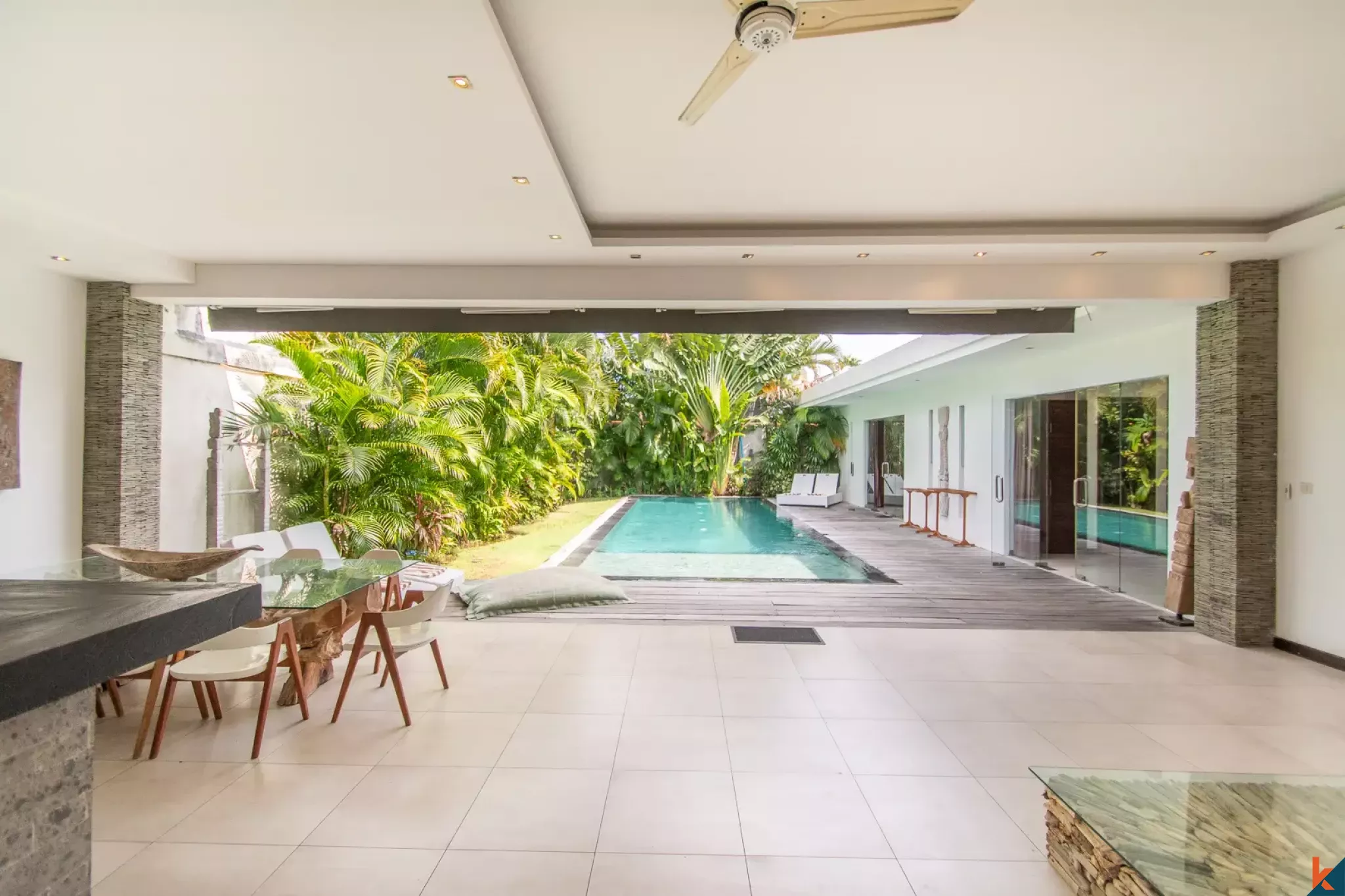 Properti sewa jangka panjang tiga kamar tidur yang indah dekat pantai di Seminyak