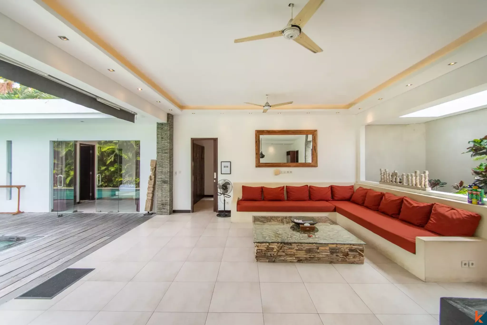 Properti sewa jangka panjang tiga kamar tidur yang indah dekat pantai di Seminyak