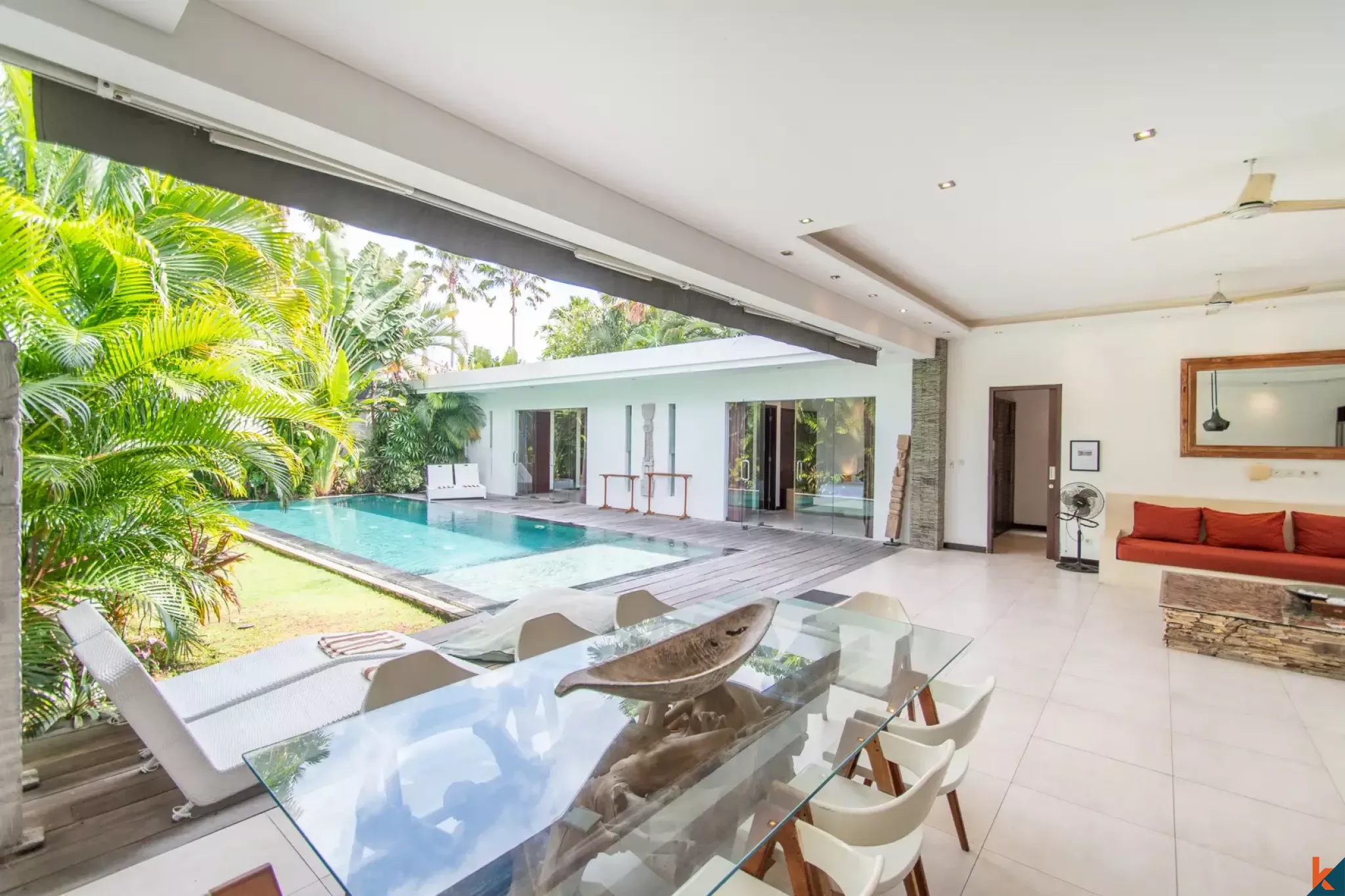 Properti sewa jangka panjang tiga kamar tidur yang indah dekat pantai di Seminyak