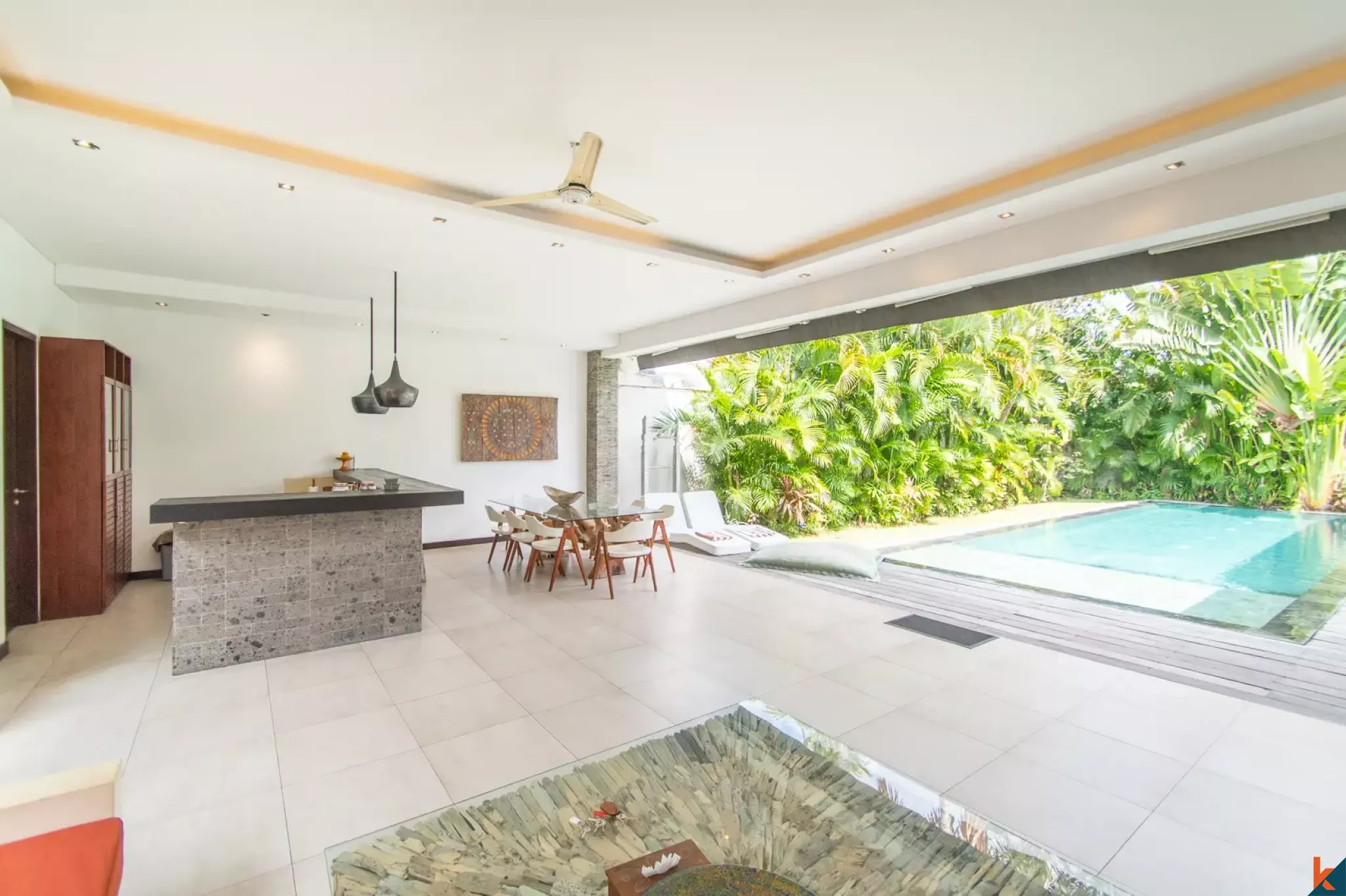 Properti sewa jangka panjang tiga kamar tidur yang indah dekat pantai di Seminyak
