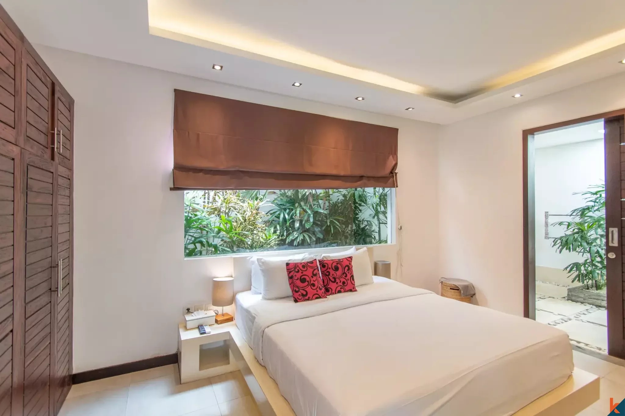 Properti sewa jangka panjang tiga kamar tidur yang indah dekat pantai di Seminyak