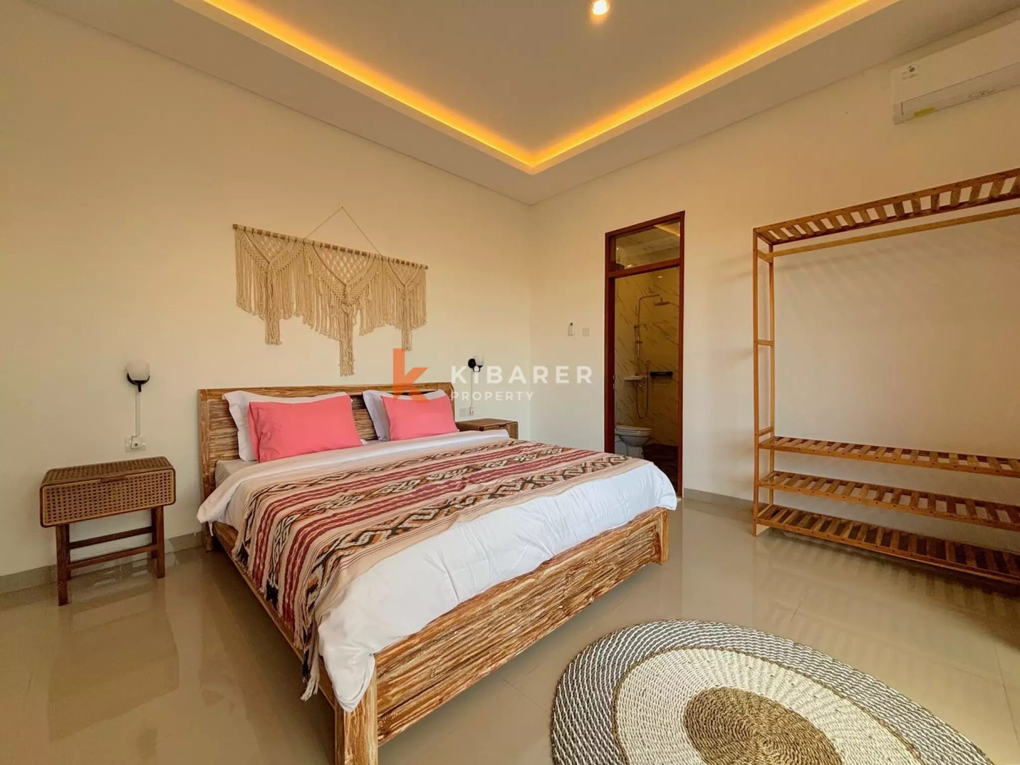 Villa de deux chambres au style « Tropical Chic » avec séjour fermé à Kerobokan