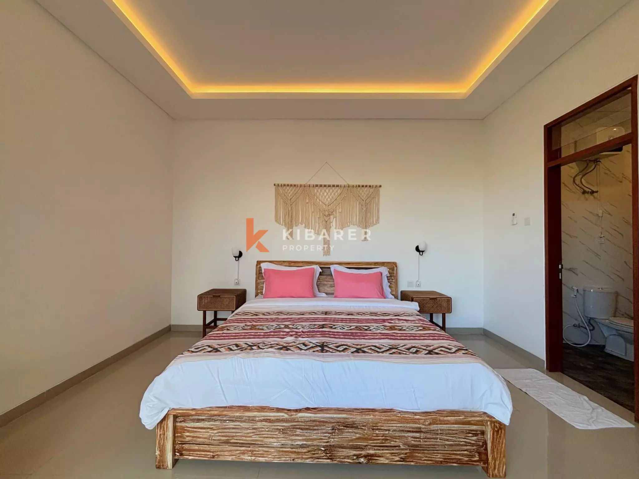 Villa de deux chambres au style « Tropical Chic » avec séjour fermé à Kerobokan