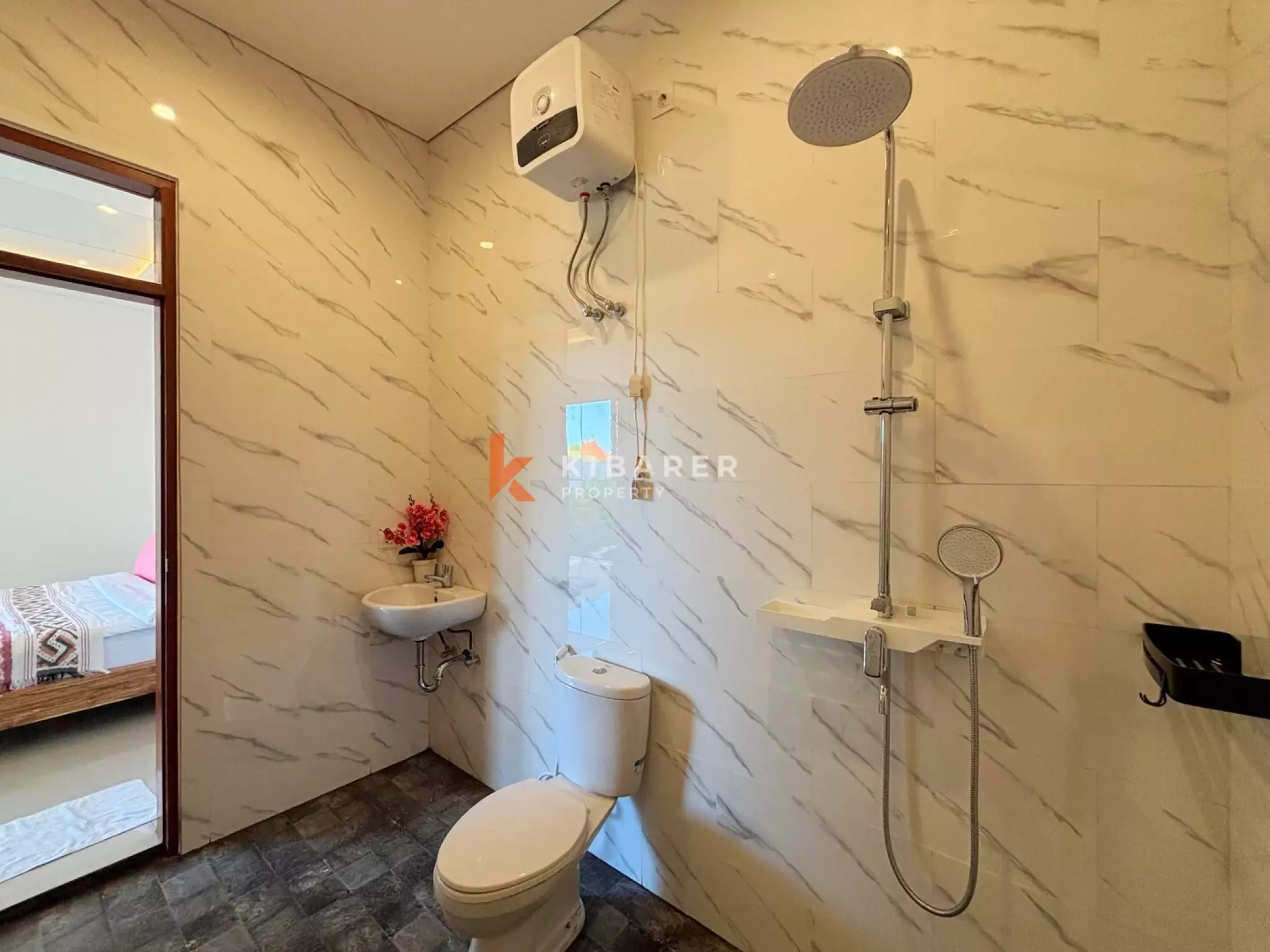 Villa de deux chambres au style « Tropical Chic » avec séjour fermé à Kerobokan