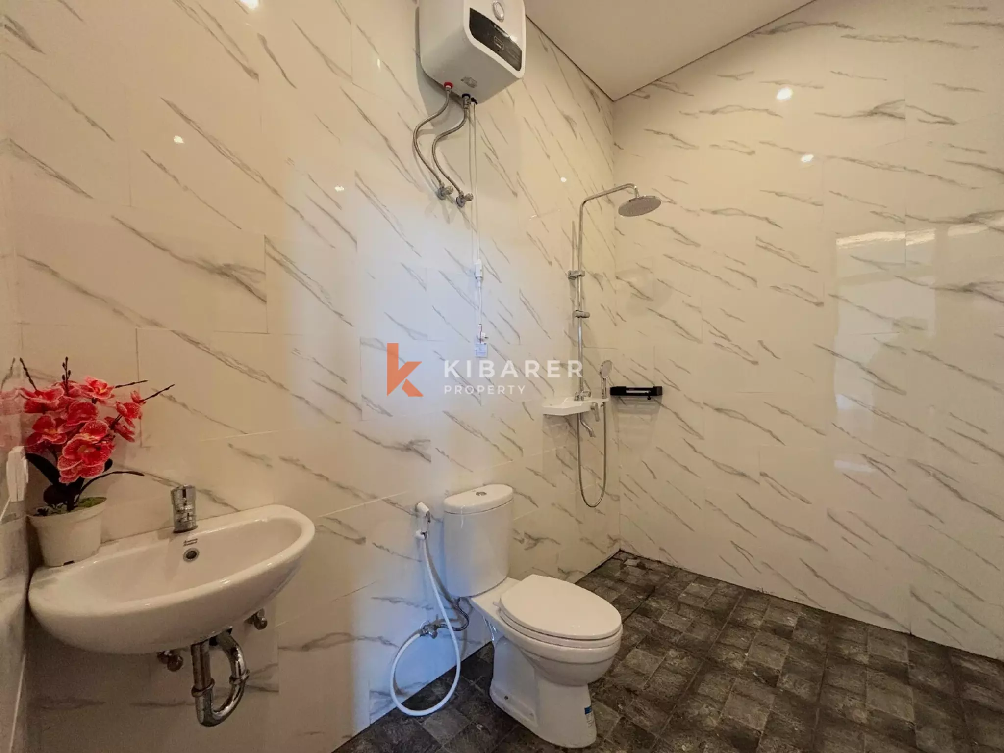 Villa de deux chambres au style « Tropical Chic » avec séjour fermé à Kerobokan