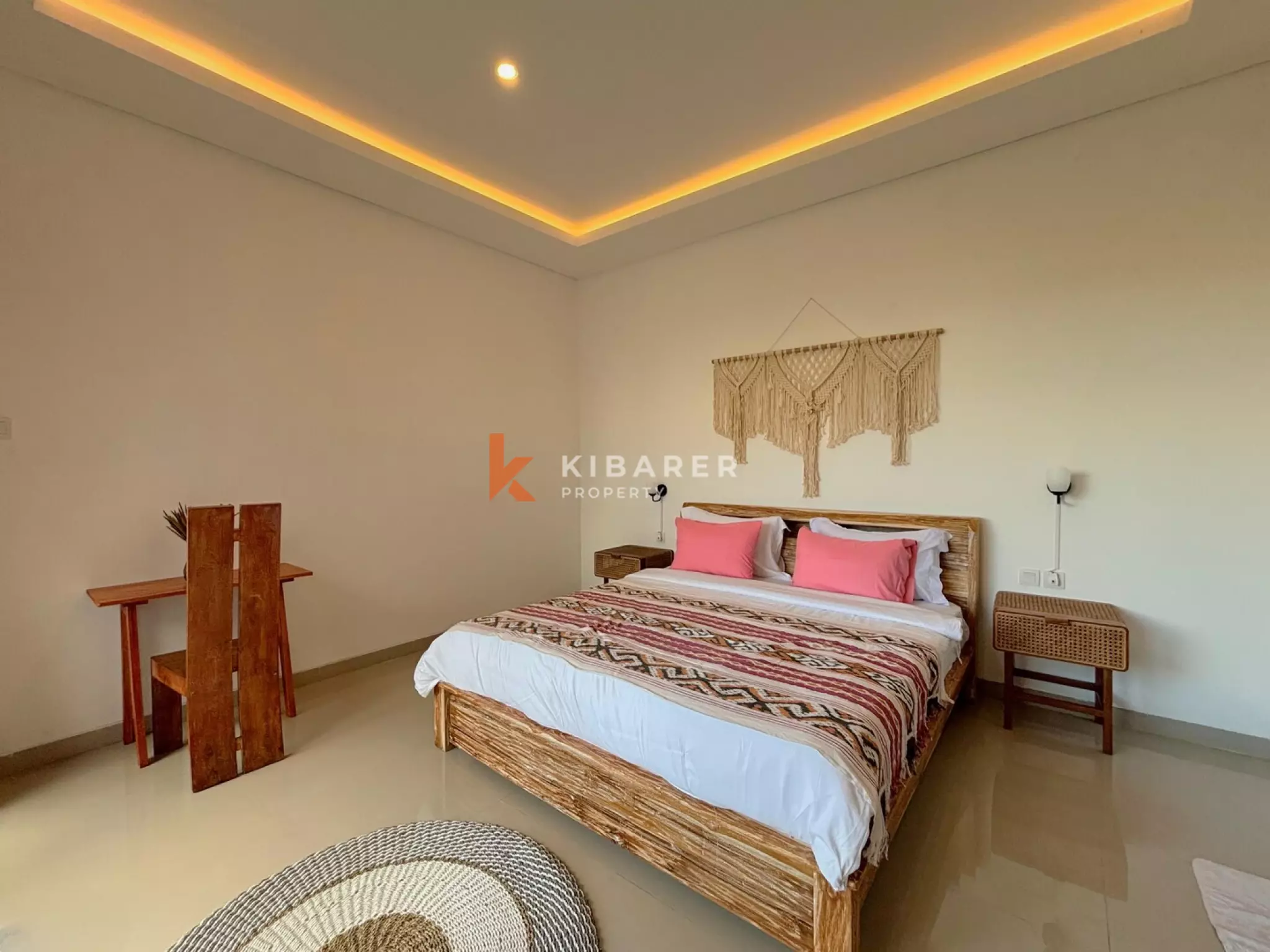 Villa de deux chambres au style « Tropical Chic » avec séjour fermé à Kerobokan