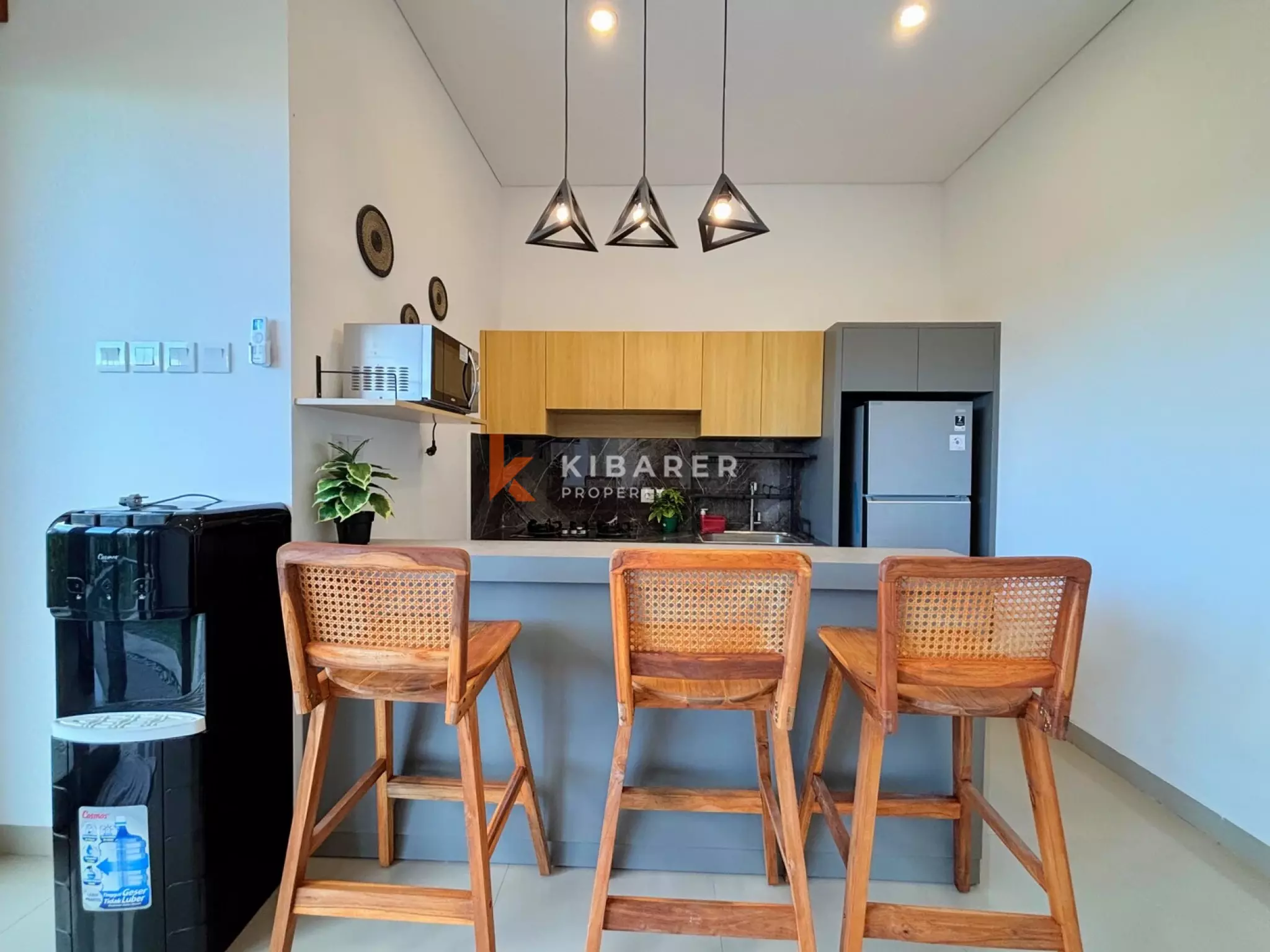 Villa de deux chambres au style « Tropical Chic » avec séjour fermé à Kerobokan