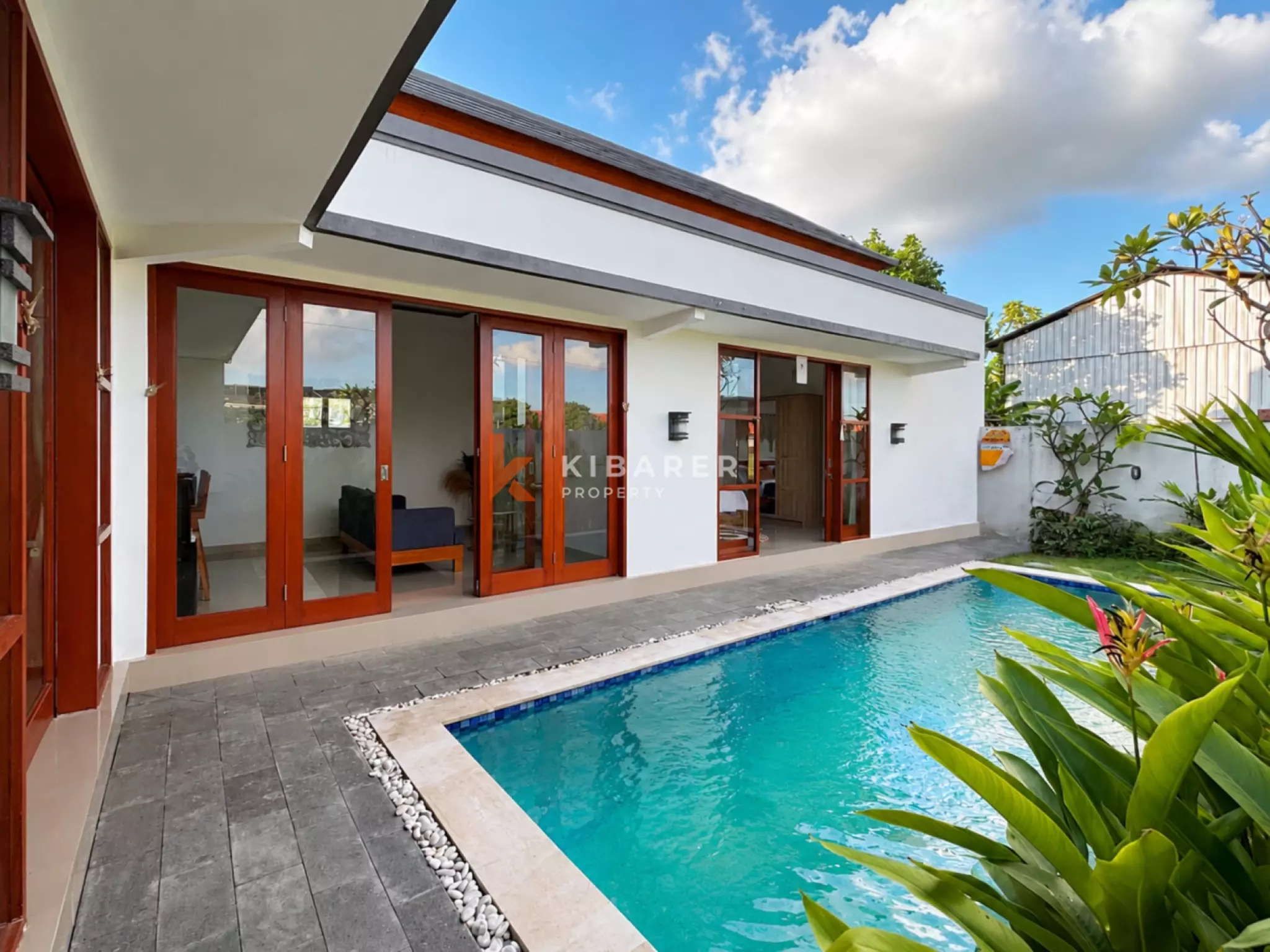 Villa de deux chambres au style « Tropical Chic » avec séjour fermé à Kerobokan