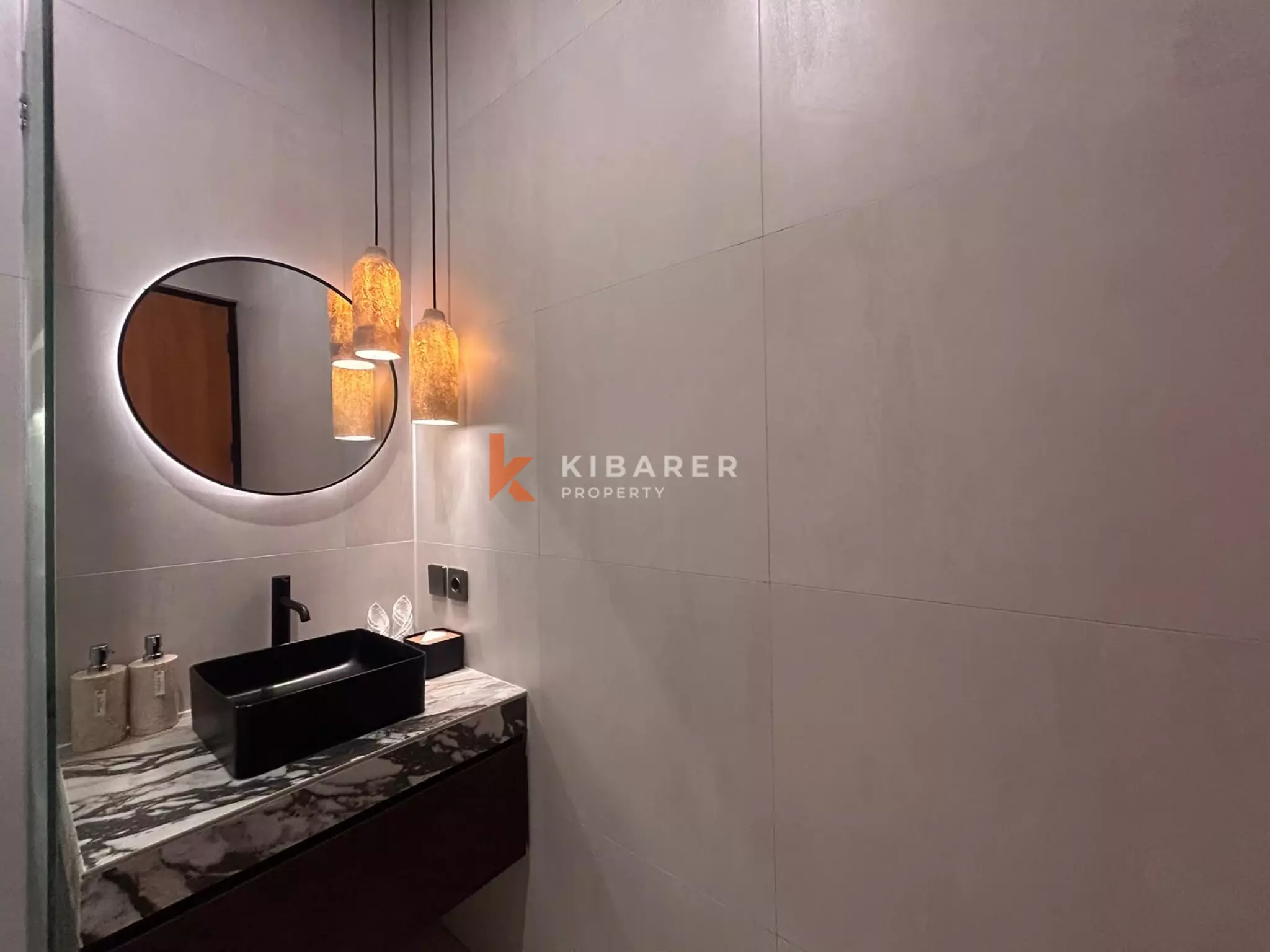 Vila Tiga Kamar Tidur Kontemporer Elegan dengan Kolam Renang Pribadi di Kerobokan