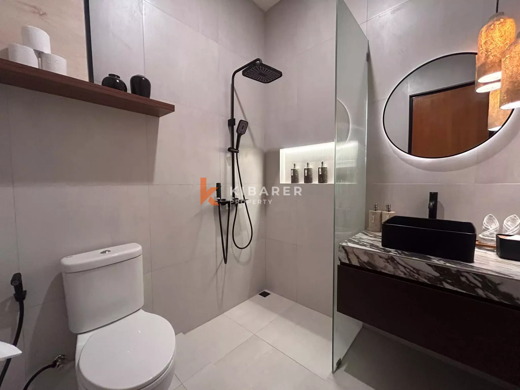 Vila Tiga Kamar Tidur Kontemporer Elegan dengan Kolam Renang Pribadi di Kerobokan