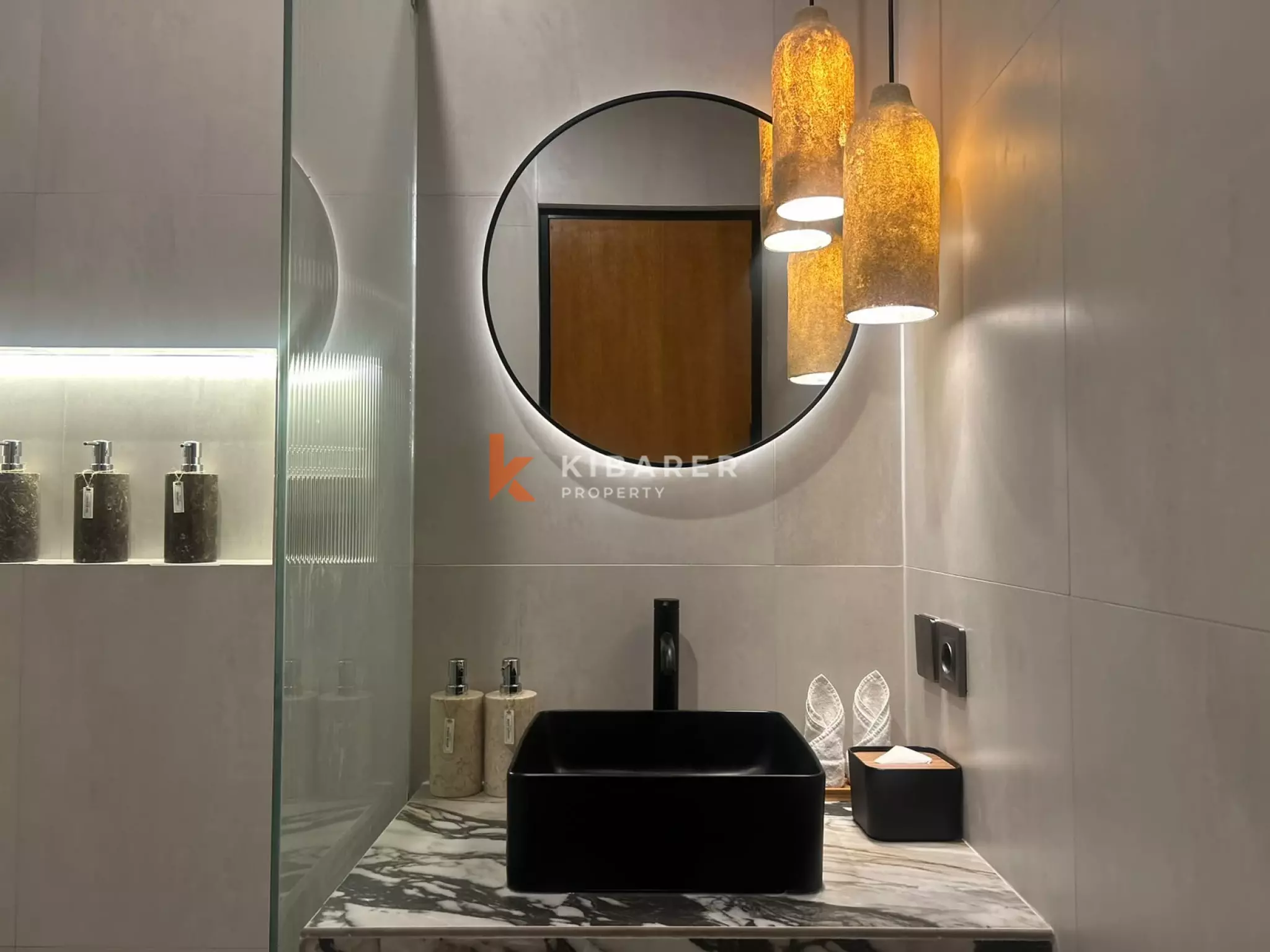 Vila Tiga Kamar Tidur Kontemporer Elegan dengan Kolam Renang Pribadi di Kerobokan