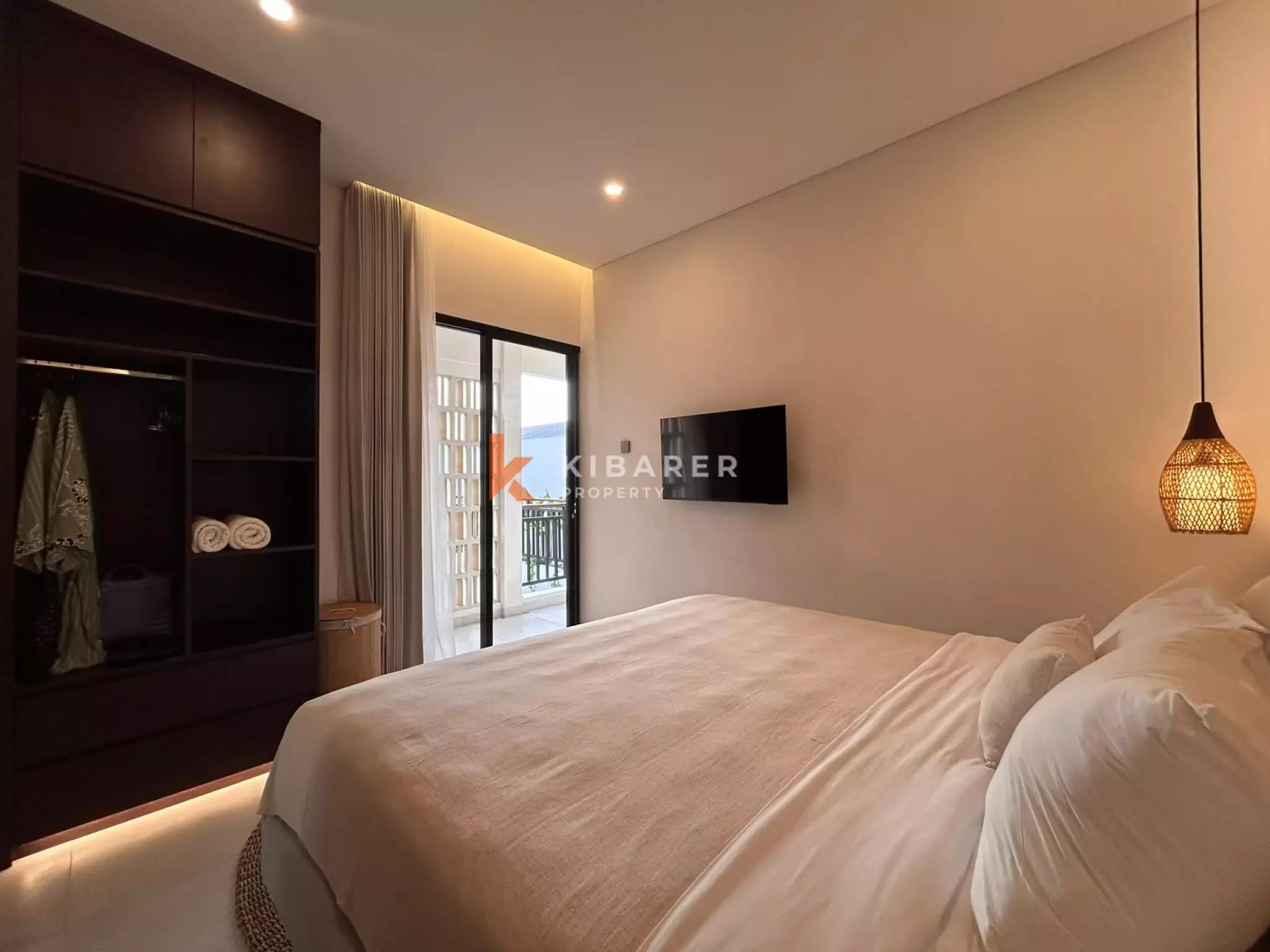 Vila Tiga Kamar Tidur Kontemporer Elegan dengan Kolam Renang Pribadi di Kerobokan