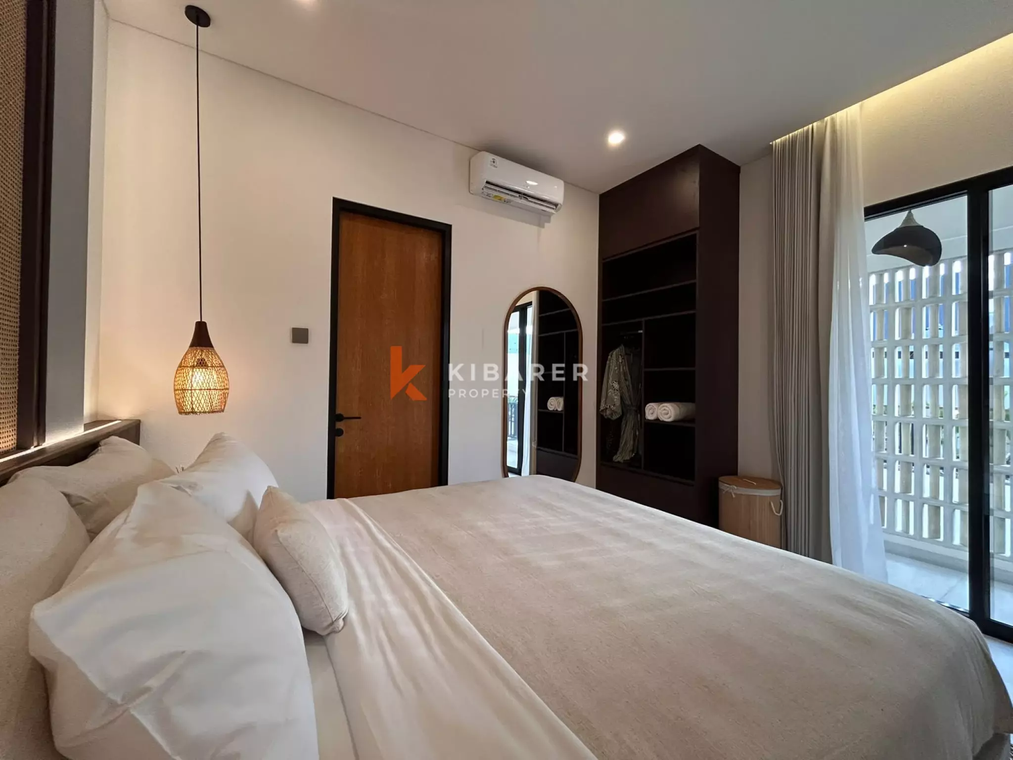 Vila Tiga Kamar Tidur Kontemporer Elegan dengan Kolam Renang Pribadi di Kerobokan