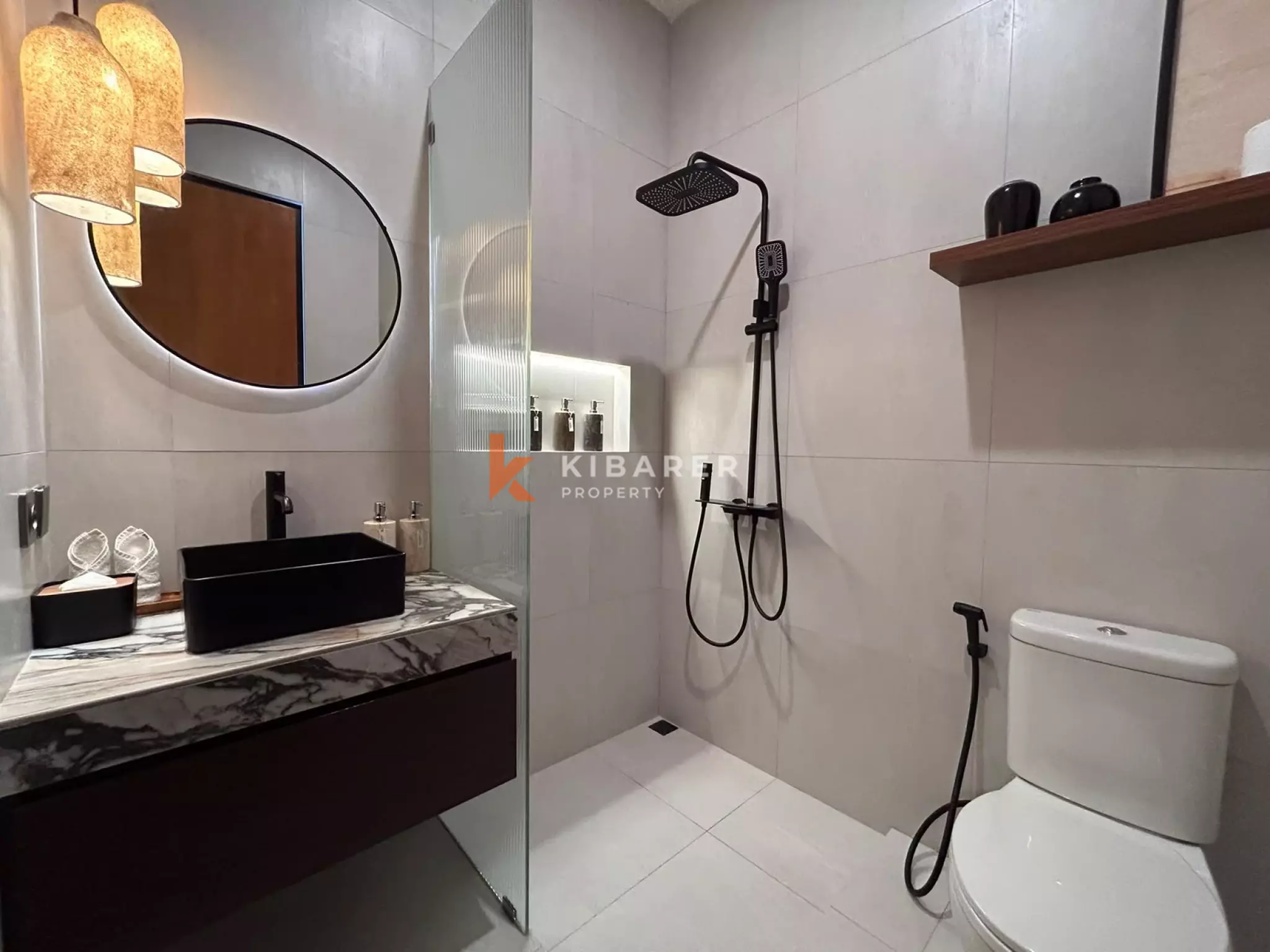 Vila Tiga Kamar Tidur Kontemporer Elegan dengan Kolam Renang Pribadi di Kerobokan