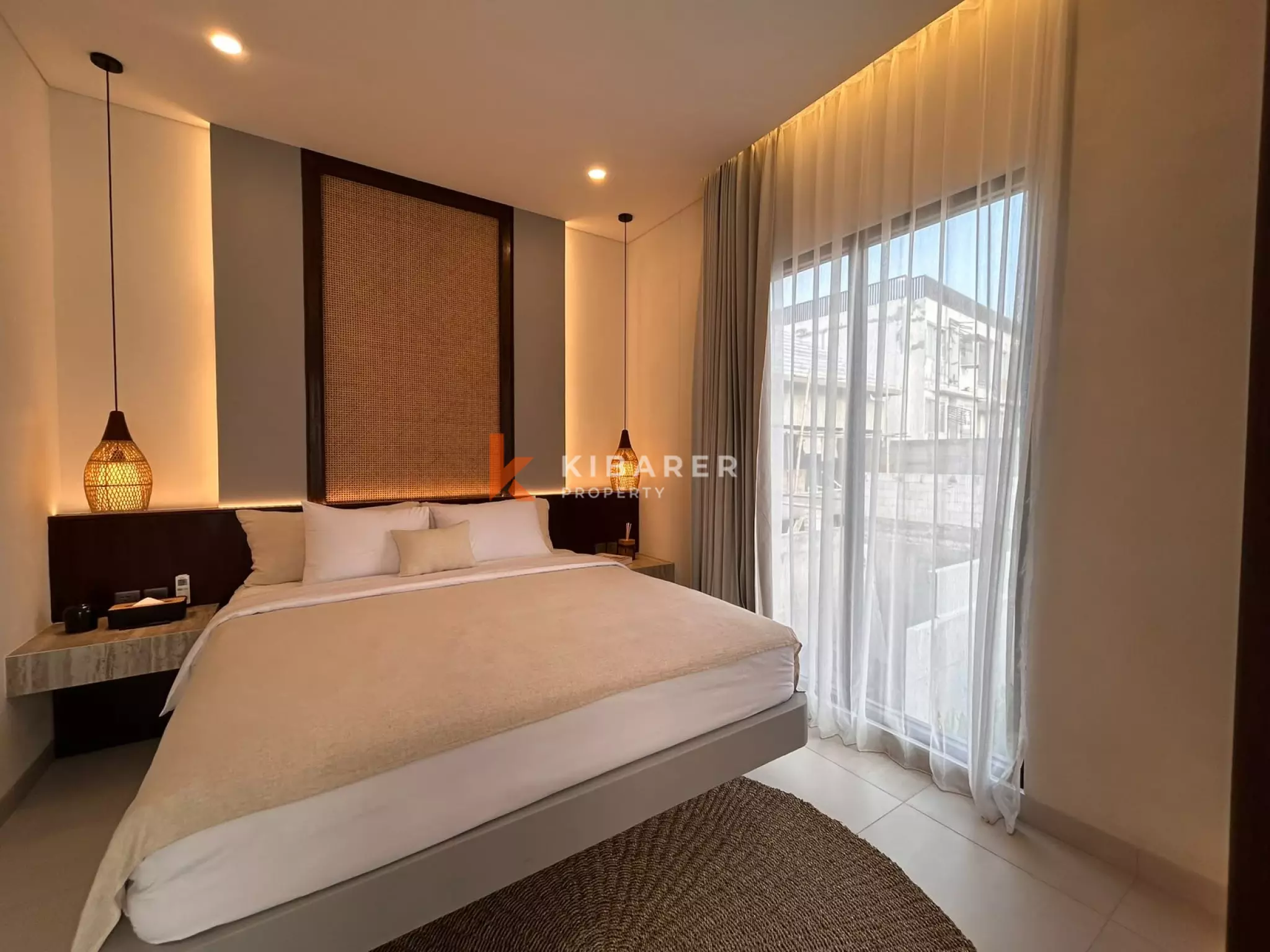 Vila Tiga Kamar Tidur Kontemporer Elegan dengan Kolam Renang Pribadi di Kerobokan