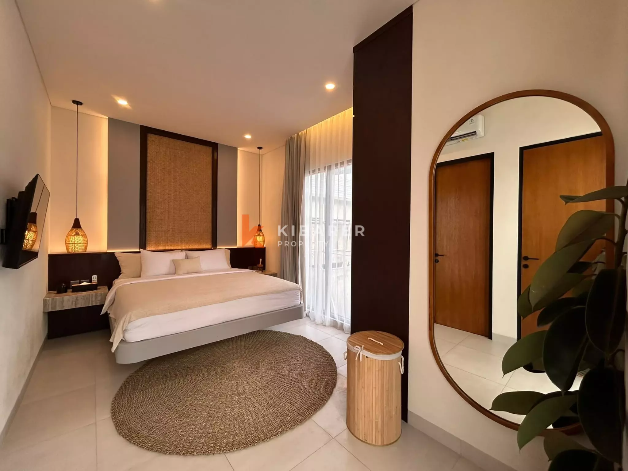 Vila Tiga Kamar Tidur Kontemporer Elegan dengan Kolam Renang Pribadi di Kerobokan