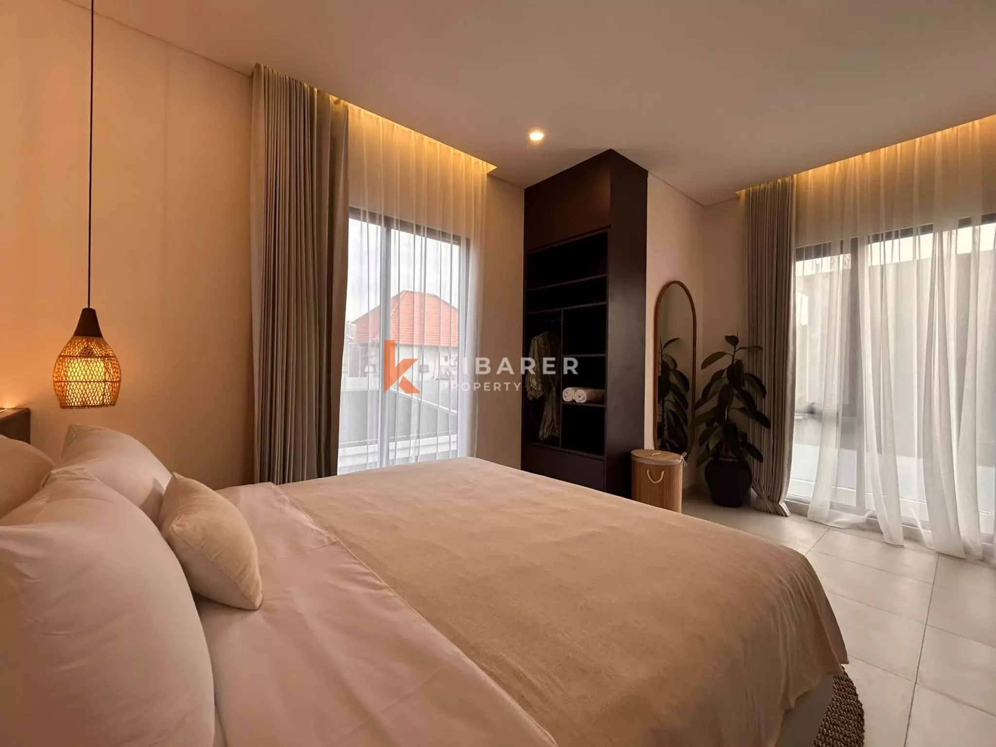 Vila Tiga Kamar Tidur Kontemporer Elegan dengan Kolam Renang Pribadi di Kerobokan