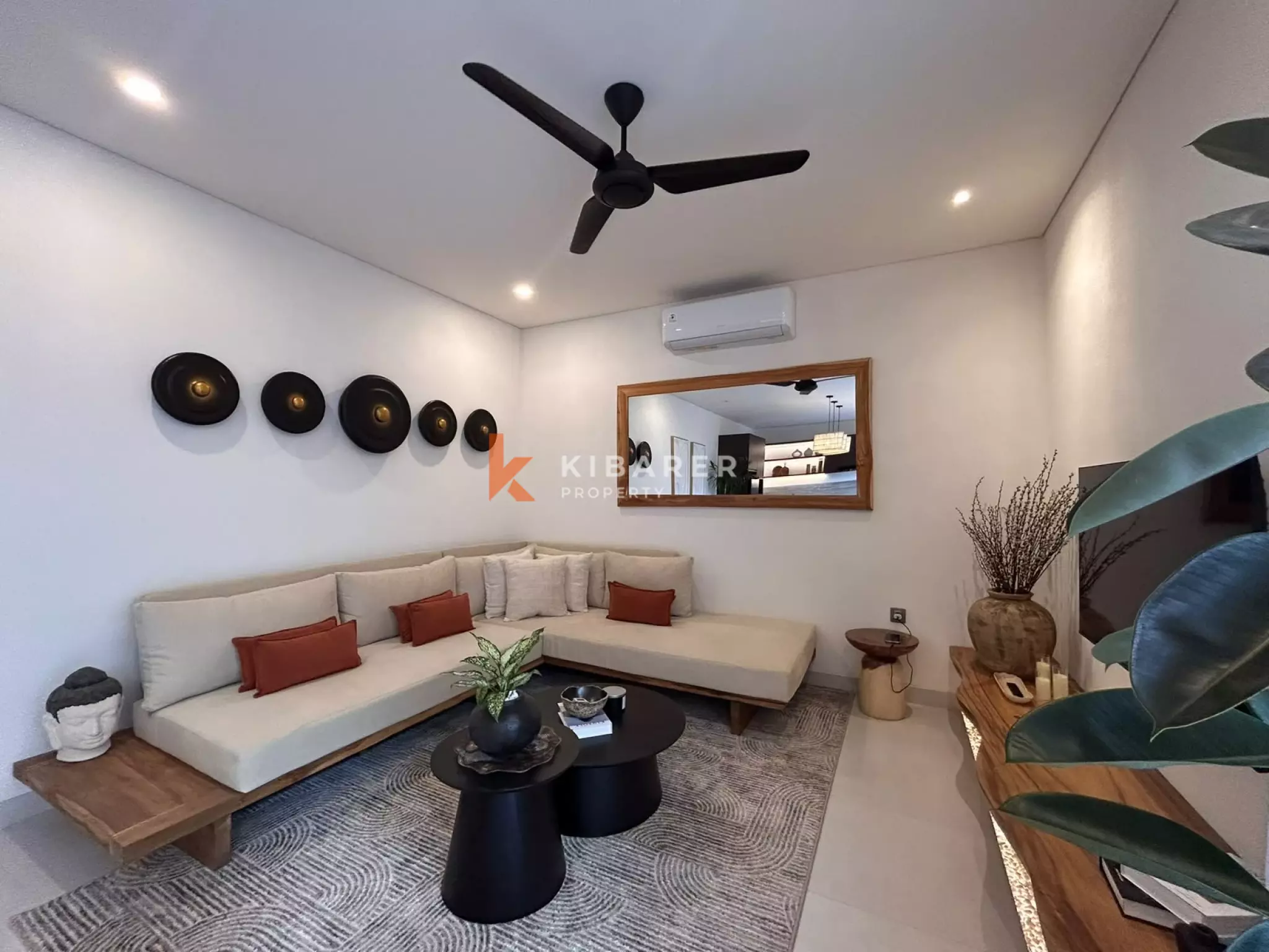 Vila Tiga Kamar Tidur Kontemporer Elegan dengan Kolam Renang Pribadi di Kerobokan