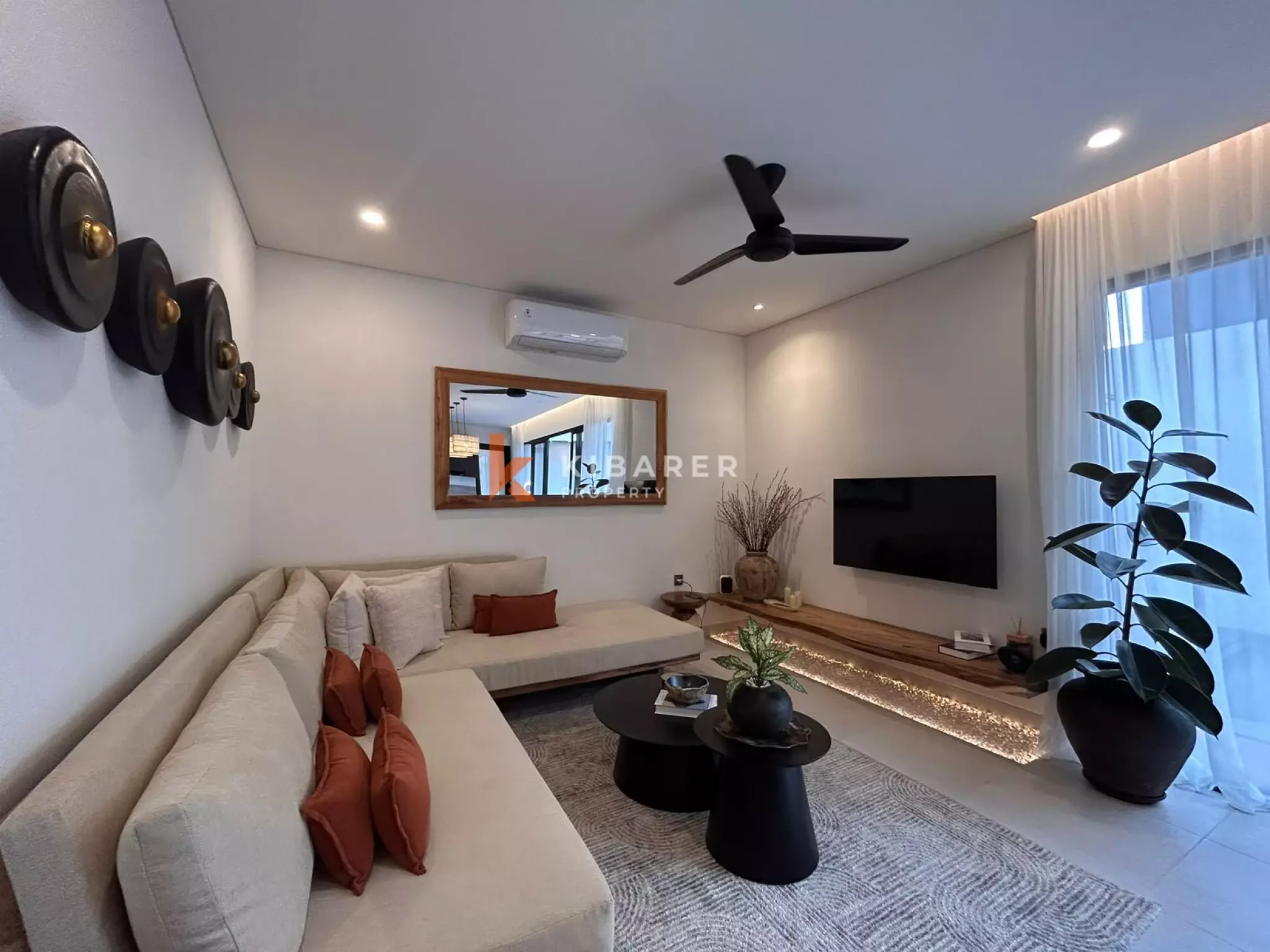 Vila Tiga Kamar Tidur Kontemporer Elegan dengan Kolam Renang Pribadi di Kerobokan