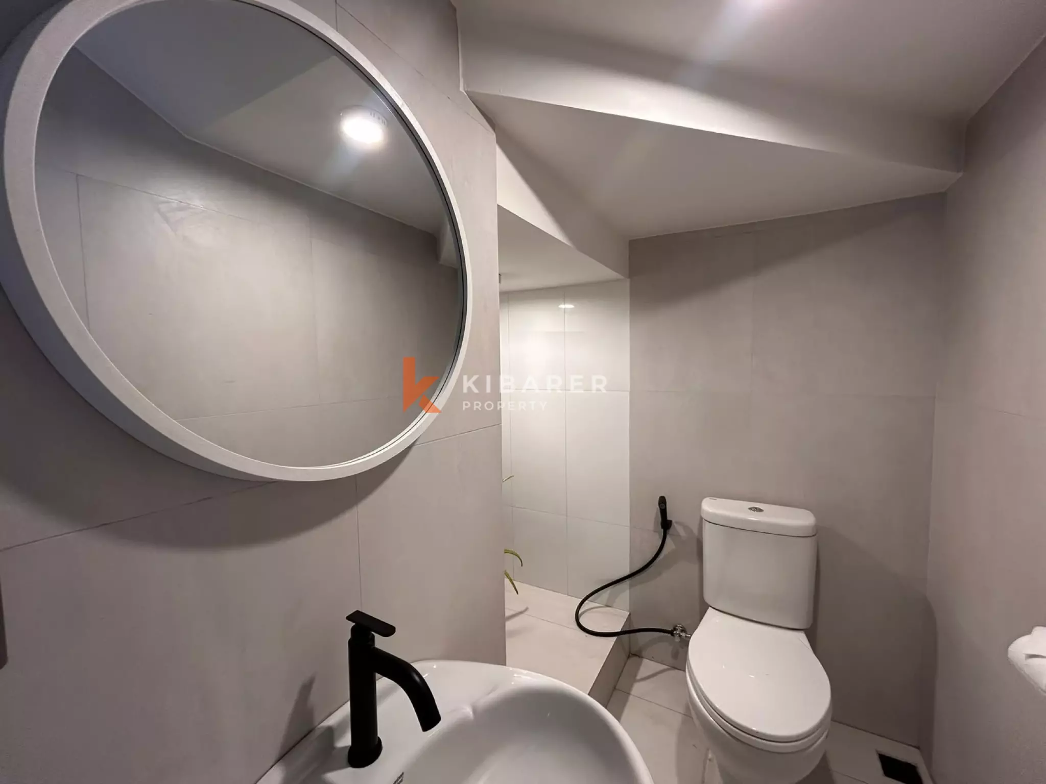 Vila Tiga Kamar Tidur Kontemporer Elegan dengan Kolam Renang Pribadi di Kerobokan