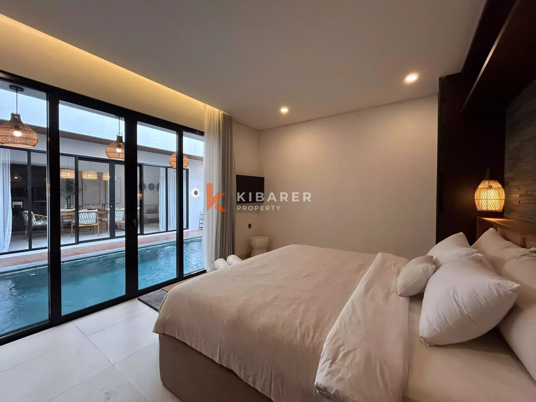 Vila Tiga Kamar Tidur Kontemporer Elegan dengan Kolam Renang Pribadi di Kerobokan