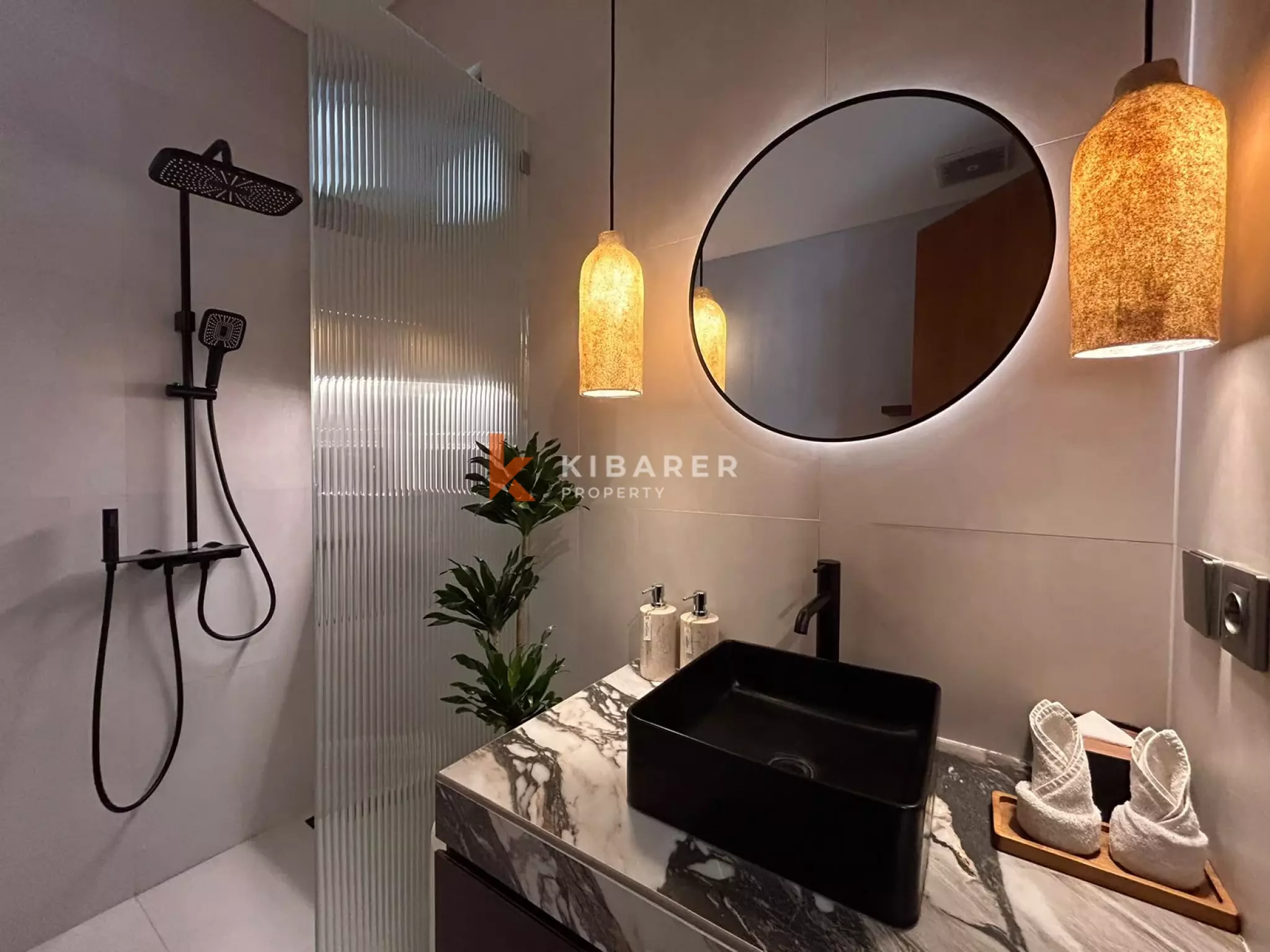 Vila Tiga Kamar Tidur Kontemporer Elegan dengan Kolam Renang Pribadi di Kerobokan