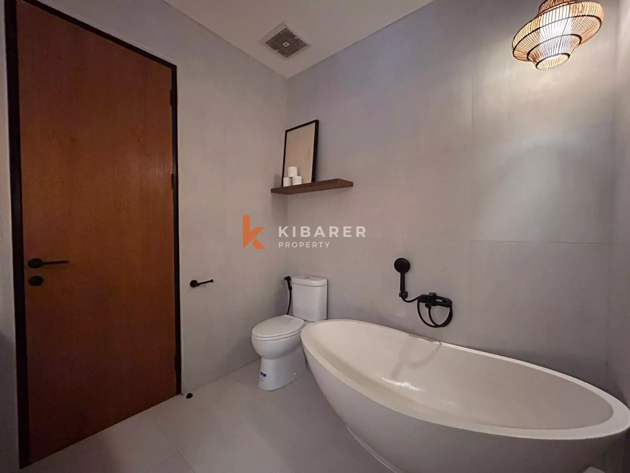 Vila Tiga Kamar Tidur Kontemporer Elegan dengan Kolam Renang Pribadi di Kerobokan