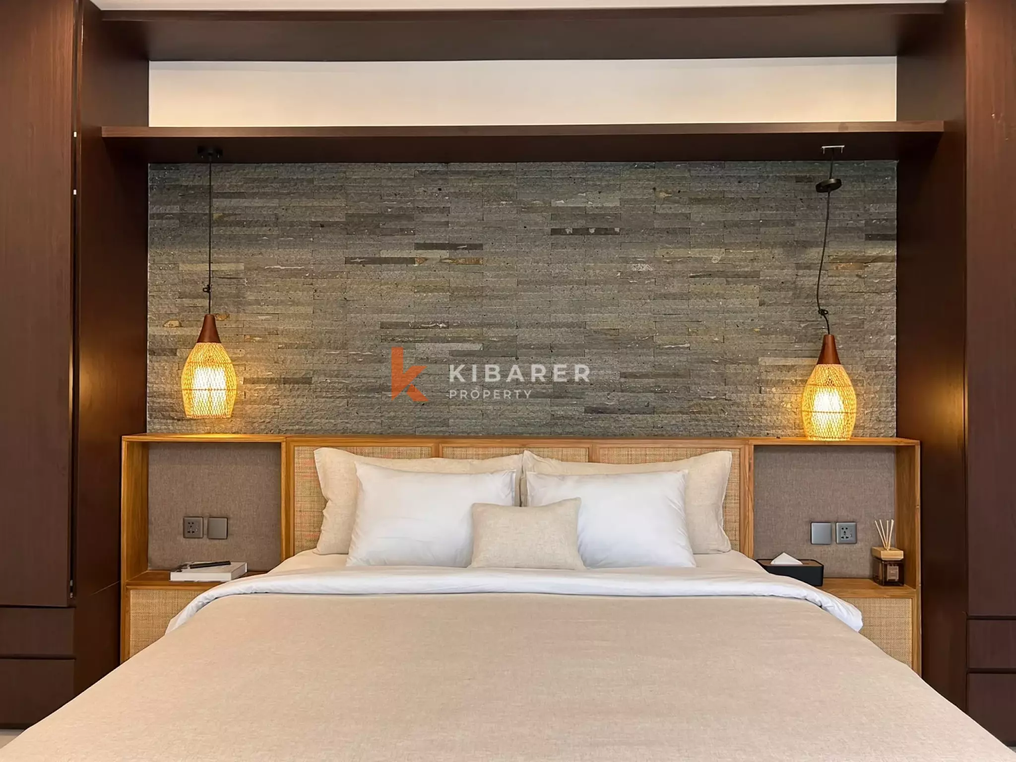 Vila Tiga Kamar Tidur Kontemporer Elegan dengan Kolam Renang Pribadi di Kerobokan
