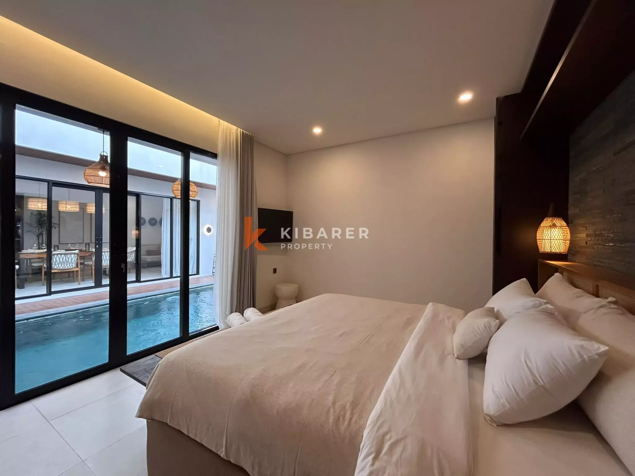 Vila Tiga Kamar Tidur Kontemporer Elegan dengan Kolam Renang Pribadi di Kerobokan