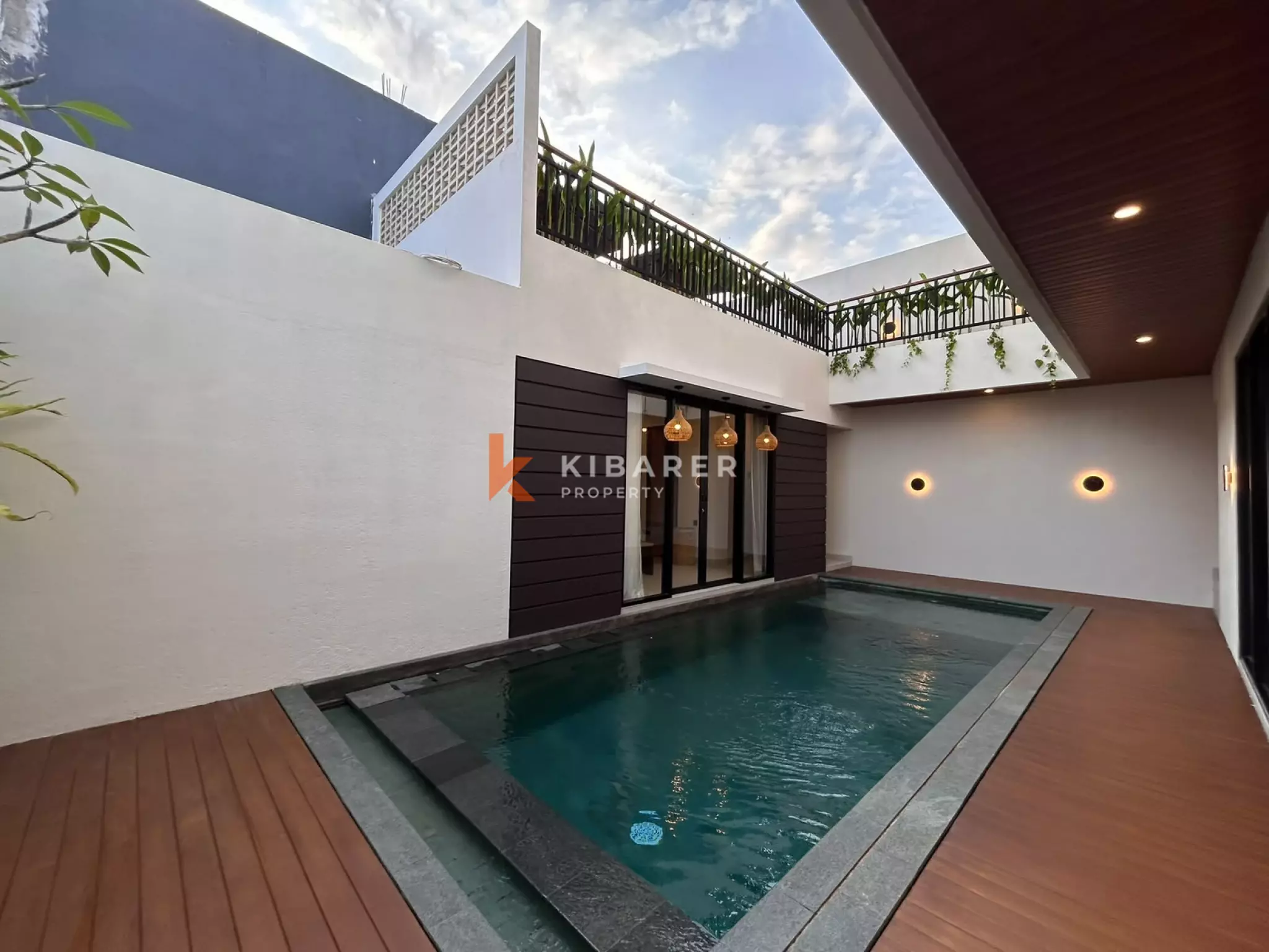 Vila Tiga Kamar Tidur Kontemporer Elegan dengan Kolam Renang Pribadi di Kerobokan